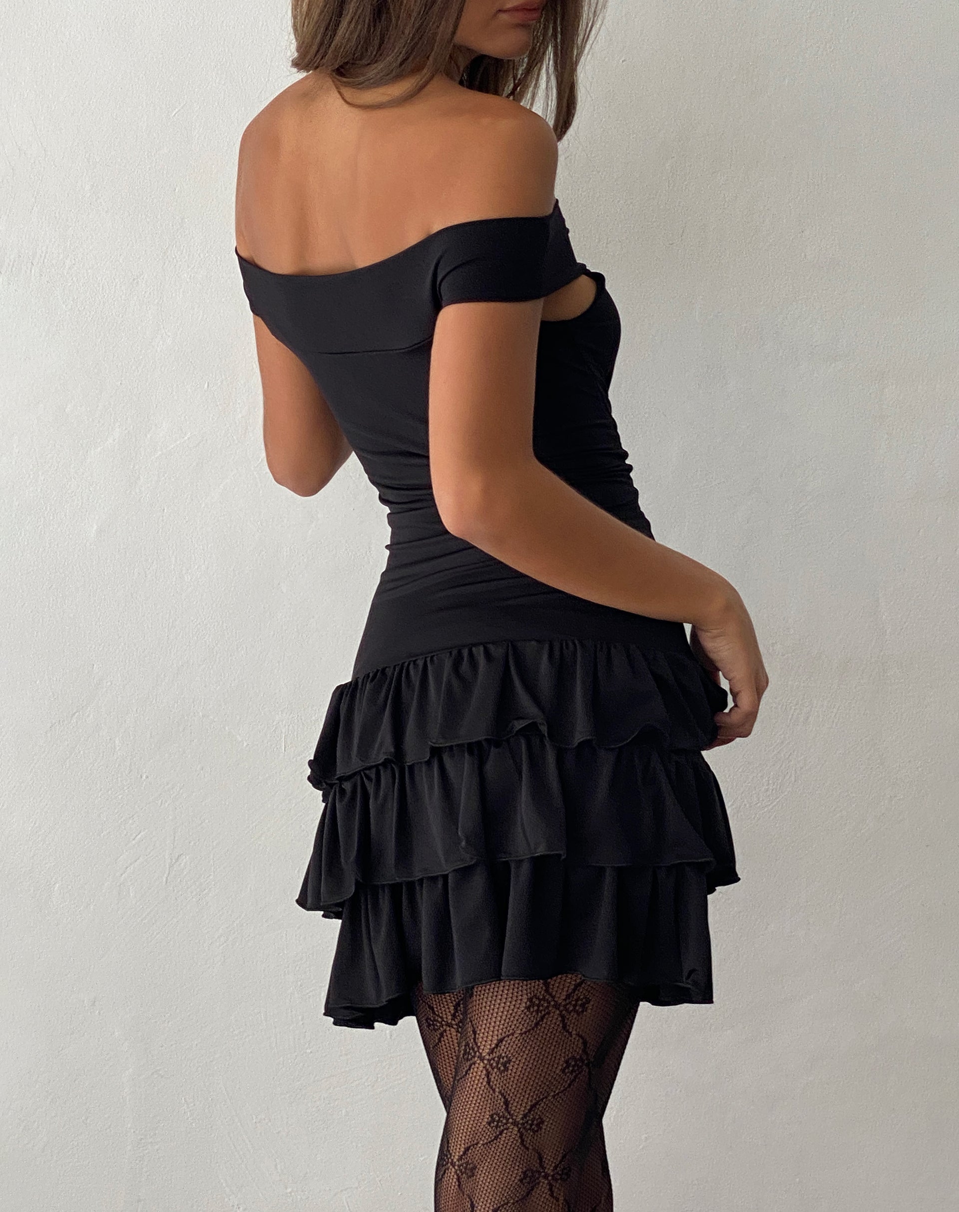 Abbildung von Aella Bardot Ruffle Dress in Schwarz