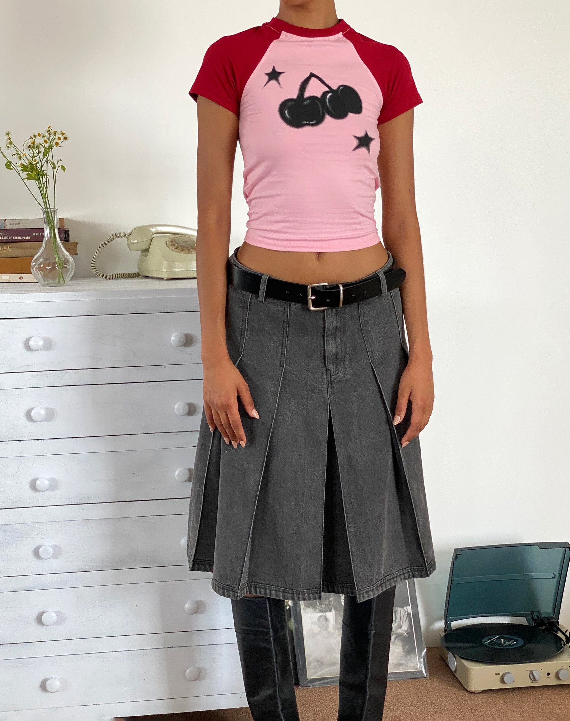 Bild von Agneta Baby Tee in Ballettrosa mit rotem Kirschenaufdruck