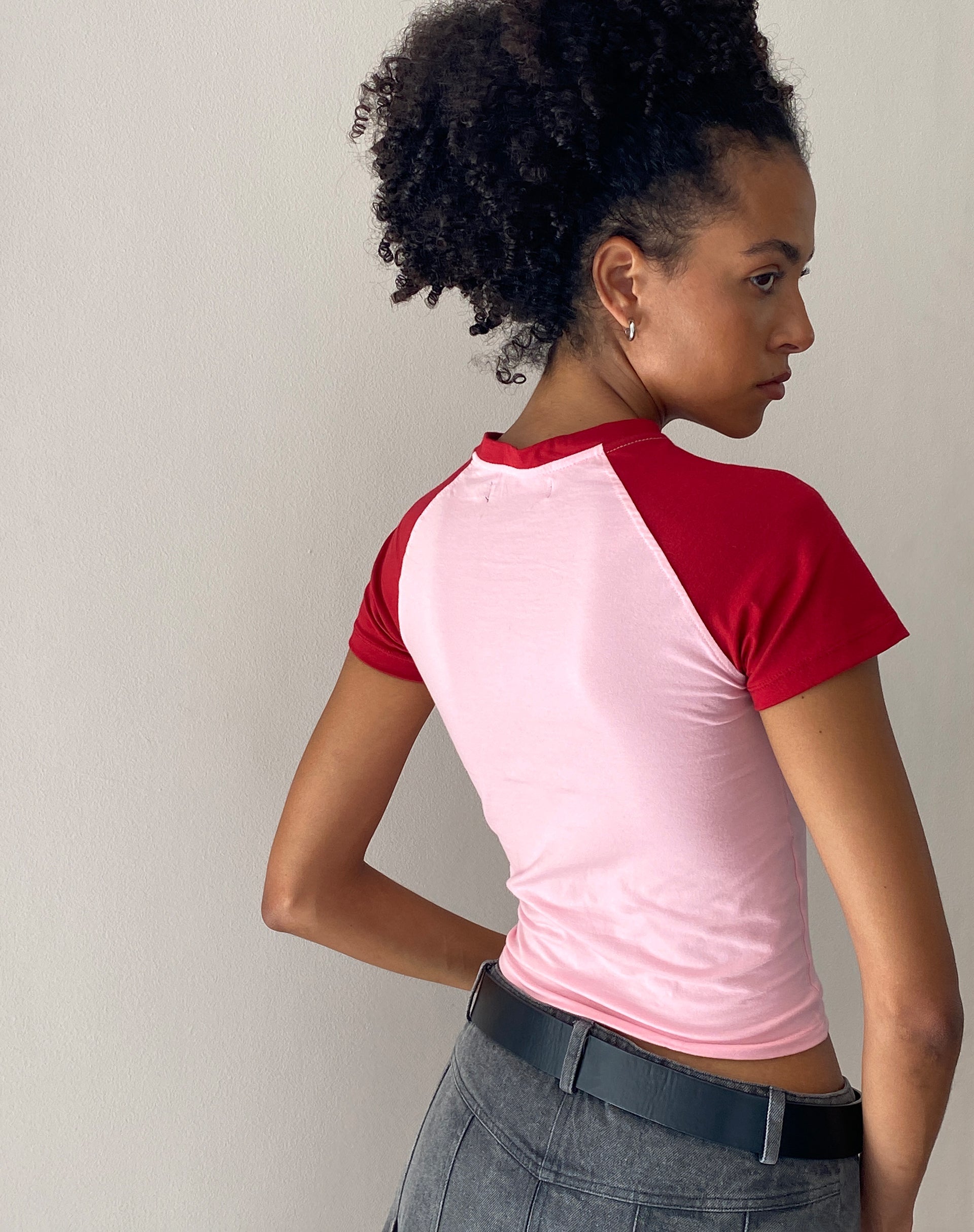 Bild von Agneta Baby Tee in Ballettrosa mit rotem Kirschenaufdruck