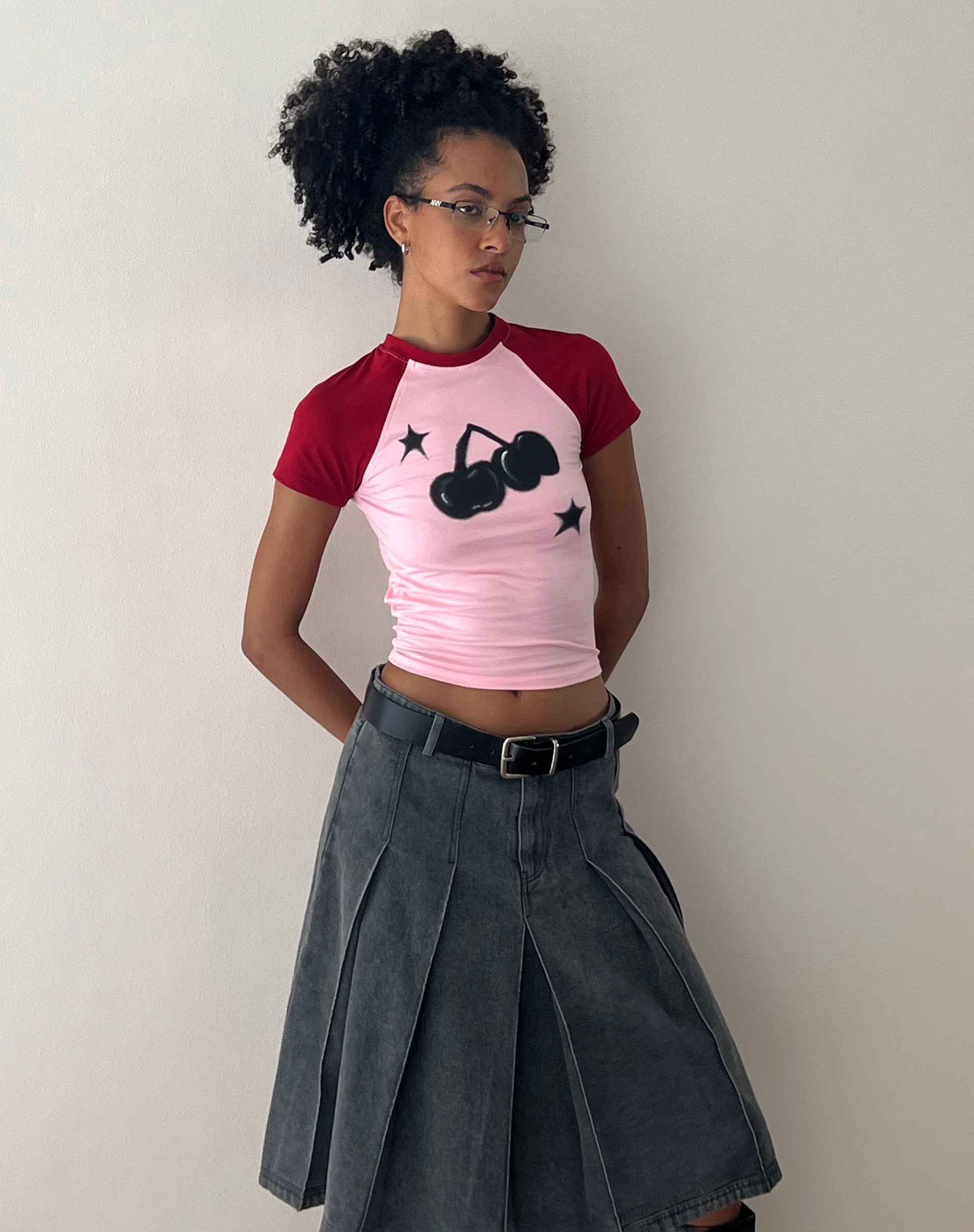 Bild von Agneta Baby Tee in Ballettrosa mit rotem Kirschenaufdruck