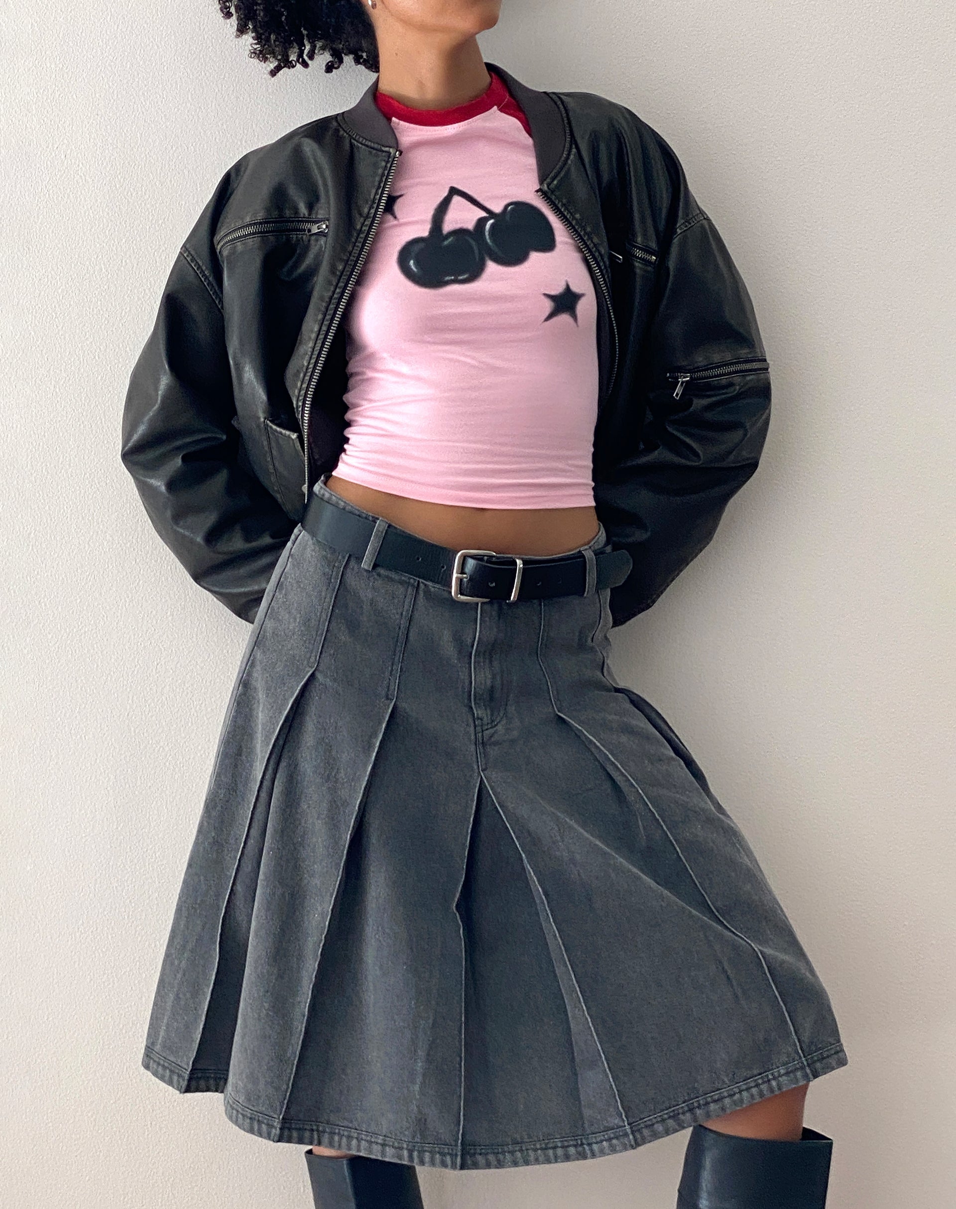 Bild von Agneta Baby Tee in Ballettrosa mit rotem Kirschenaufdruck