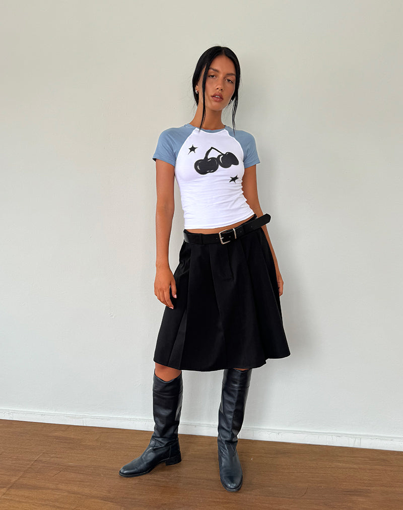 Bild von Agneta Baby Tee in Weiß mit verblasstem Denim-Kirschendruck