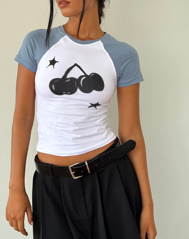 Agneta Baby Tee in Weiß mit verblasstem Denim-Kirschendruck