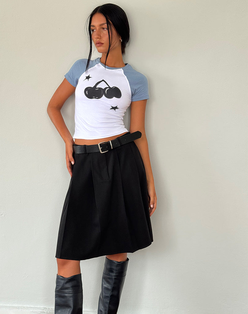 Bild von Agneta Baby Tee in Weiß mit verblasstem Denim-Kirschendruck