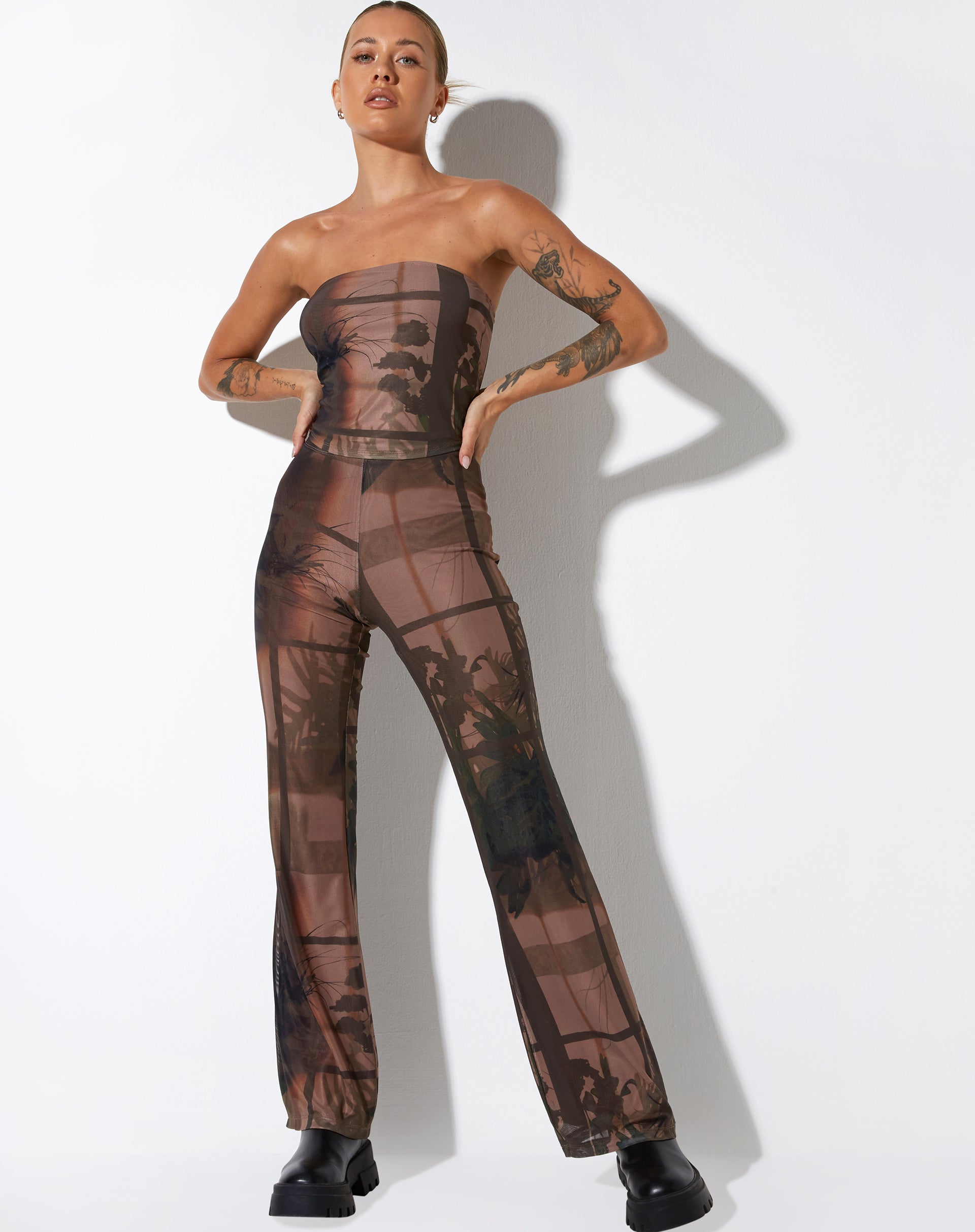 Abbildung der Agosta Flare Trouser in Photo Brown