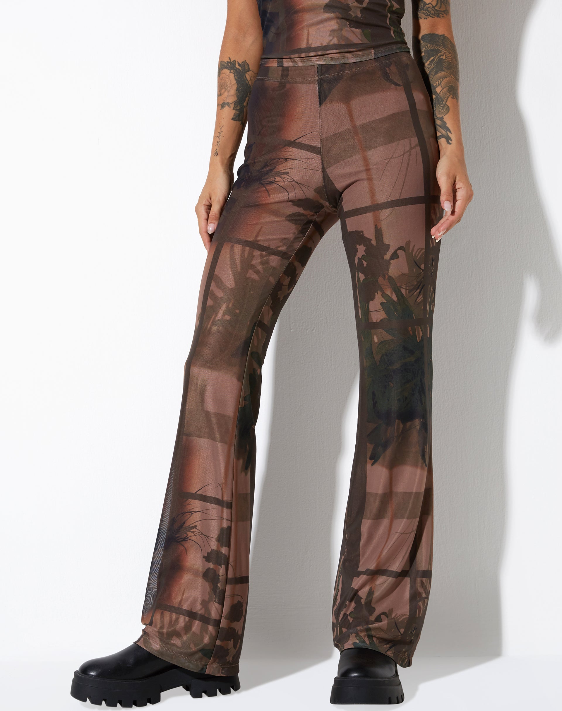 Abbildung der Agosta Flare Trouser in Photo Brown