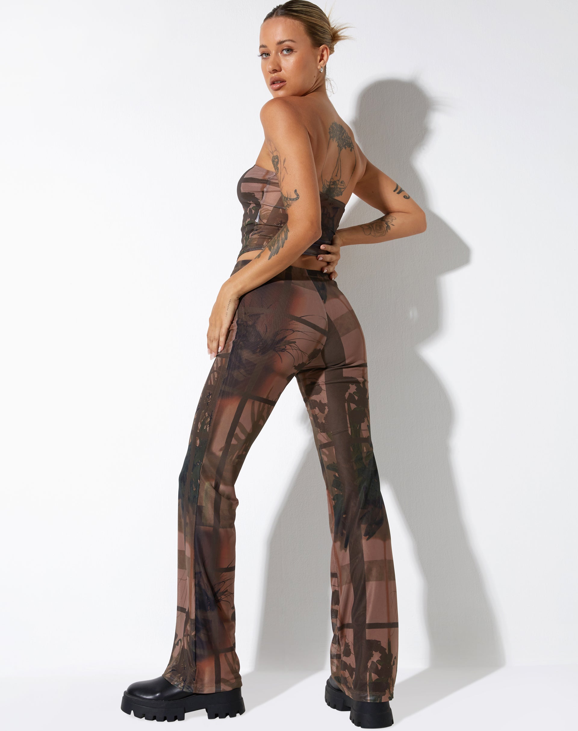Abbildung der Agosta Flare Trouser in Photo Brown