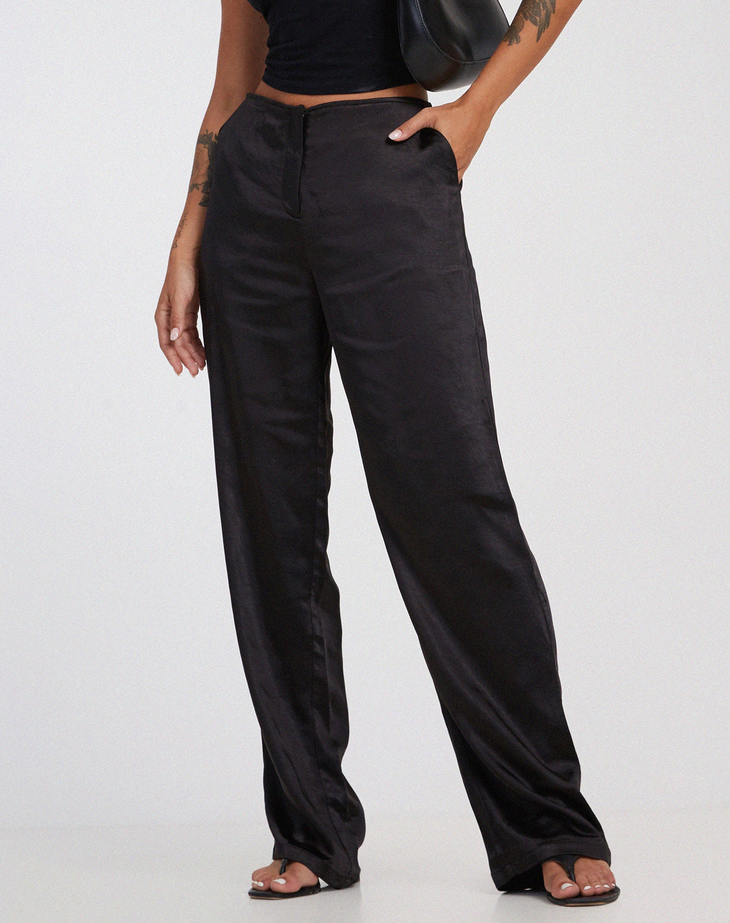 Akuna Hose mit weitem Bein aus Satin Schwarz