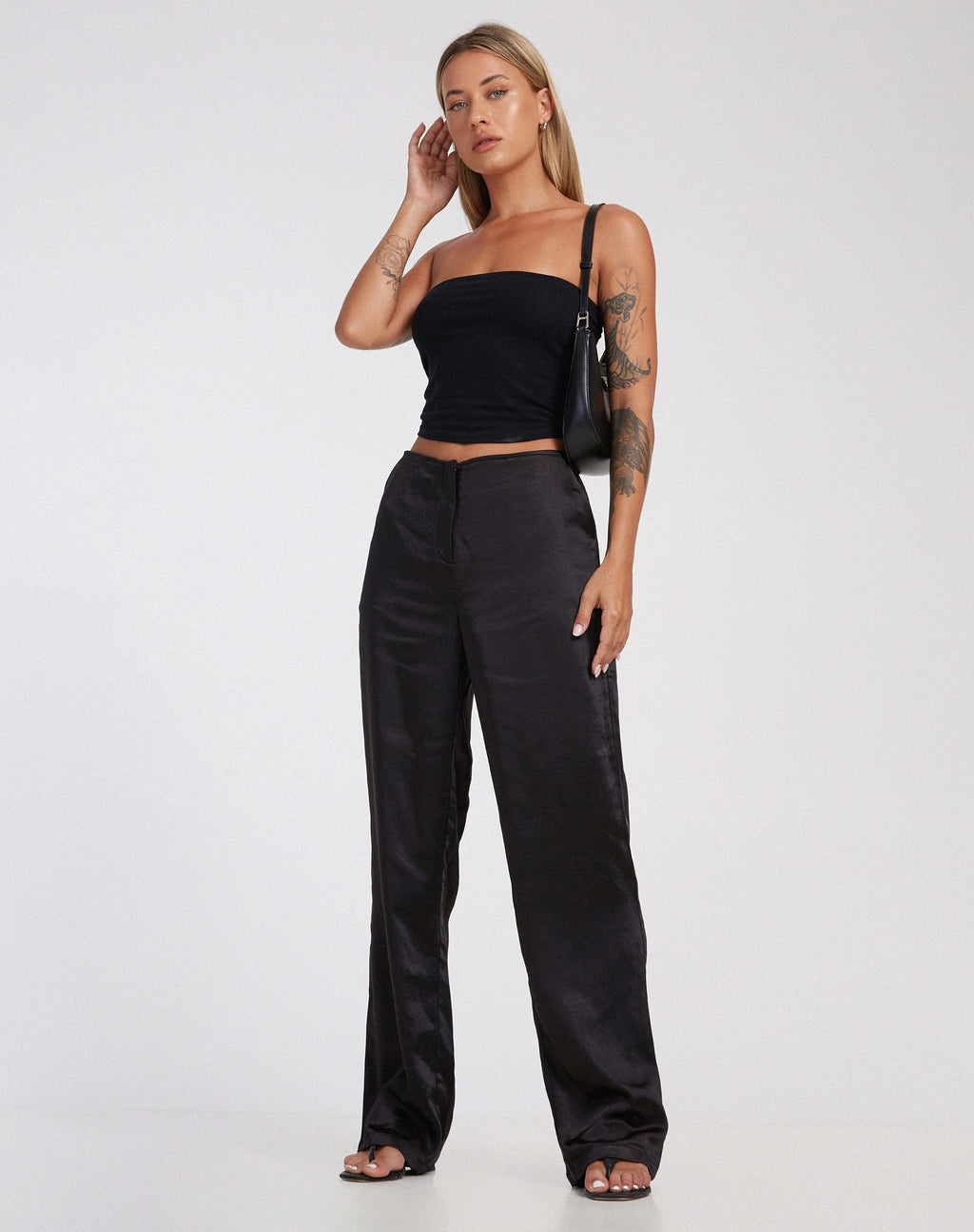 Akuna Hose mit weitem Bein aus Satin Schwarz