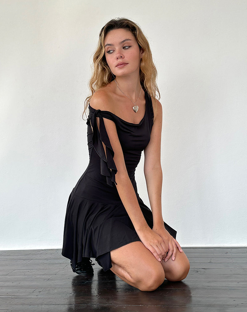 Image of Alba Midi Asymmetrisches Rüschenkleid in Schwarz