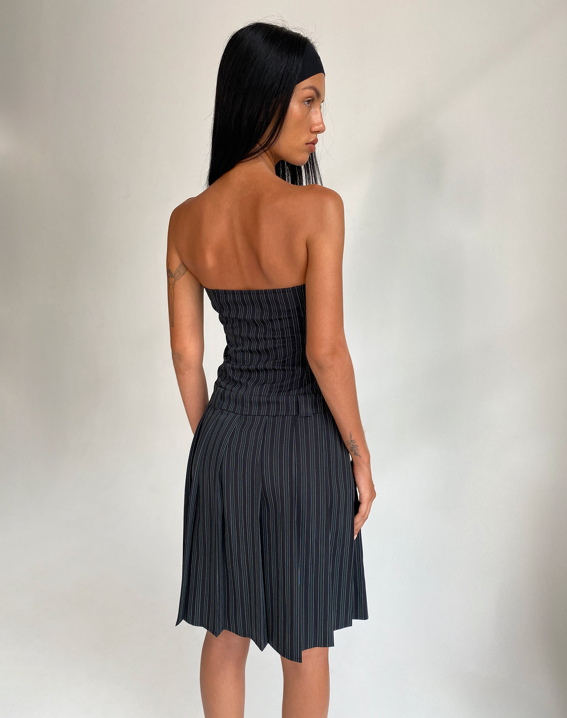 Image of Aldari Bandeau Midikleid in Tailoring Schwarz Nadelstreifen