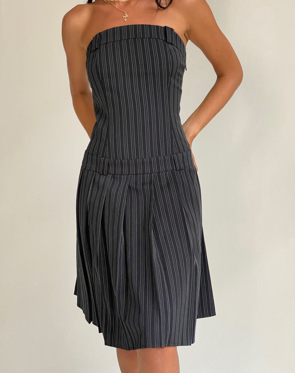 Aldari Bandeau Midikleid in Tailoring Schwarz Nadelstreifen