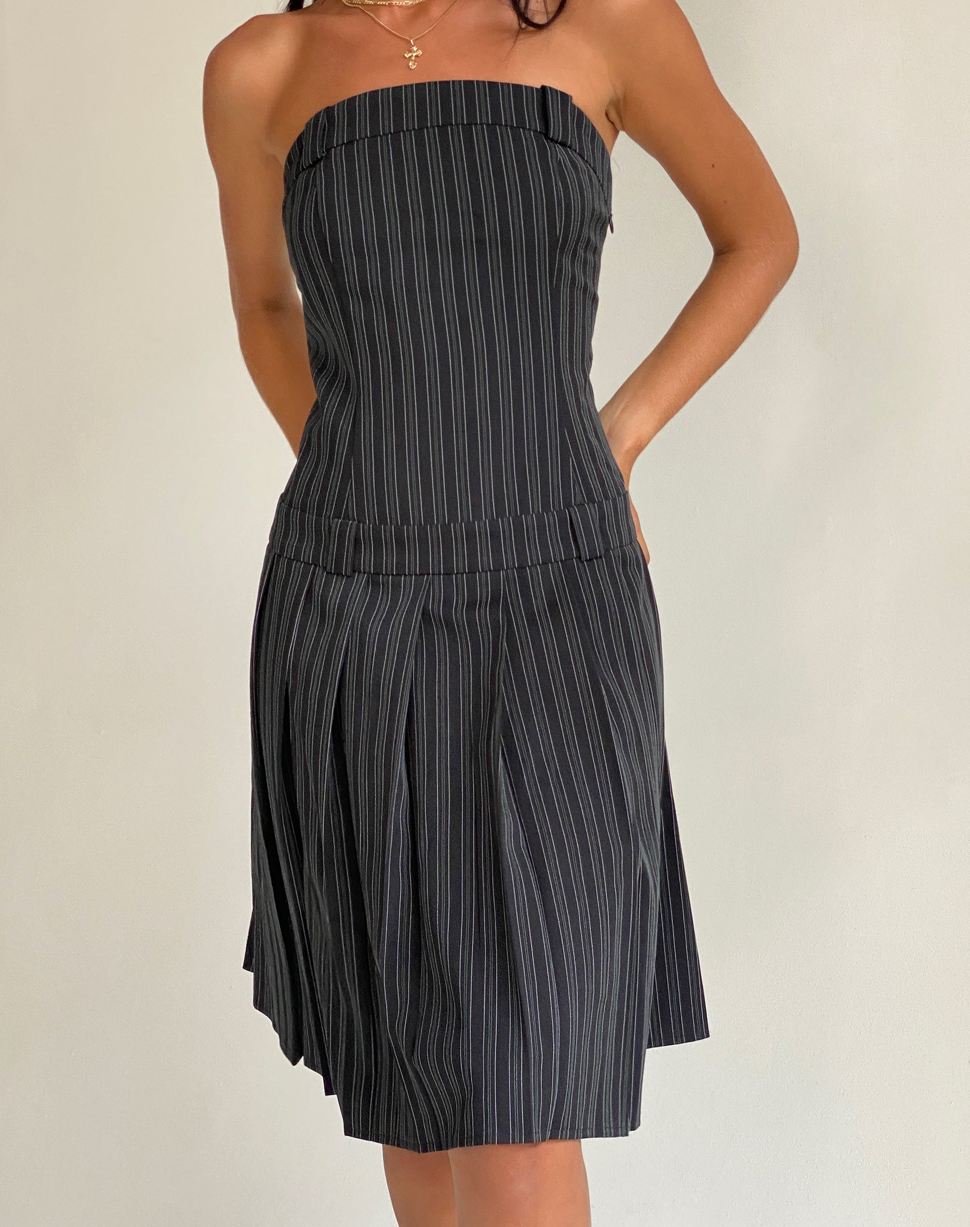 Image of Aldari Bandeau Midikleid in Tailoring Schwarz Nadelstreifen