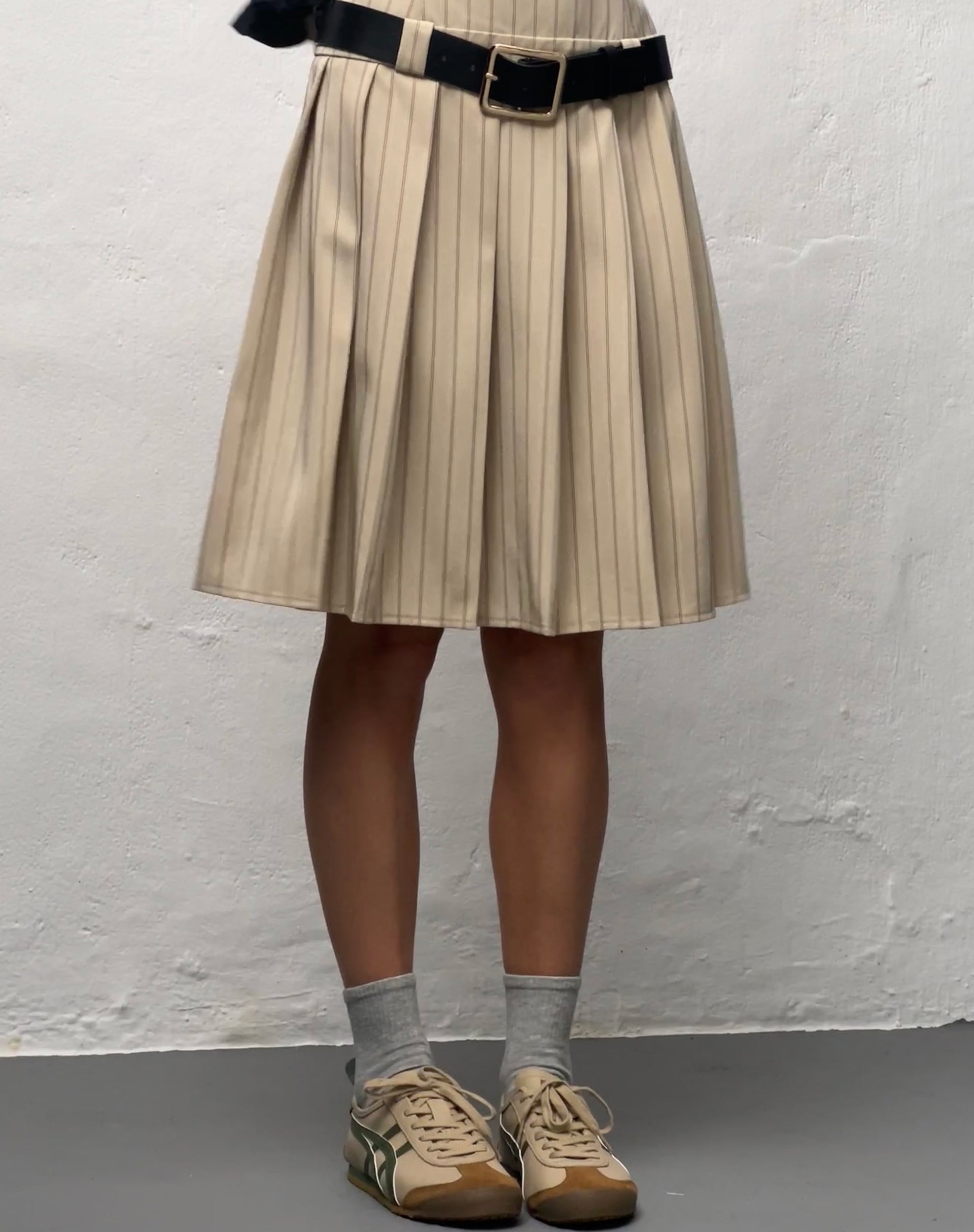 Image of Aldari Bandeau Midikleid in Tailoring Tan Nadelstreifen