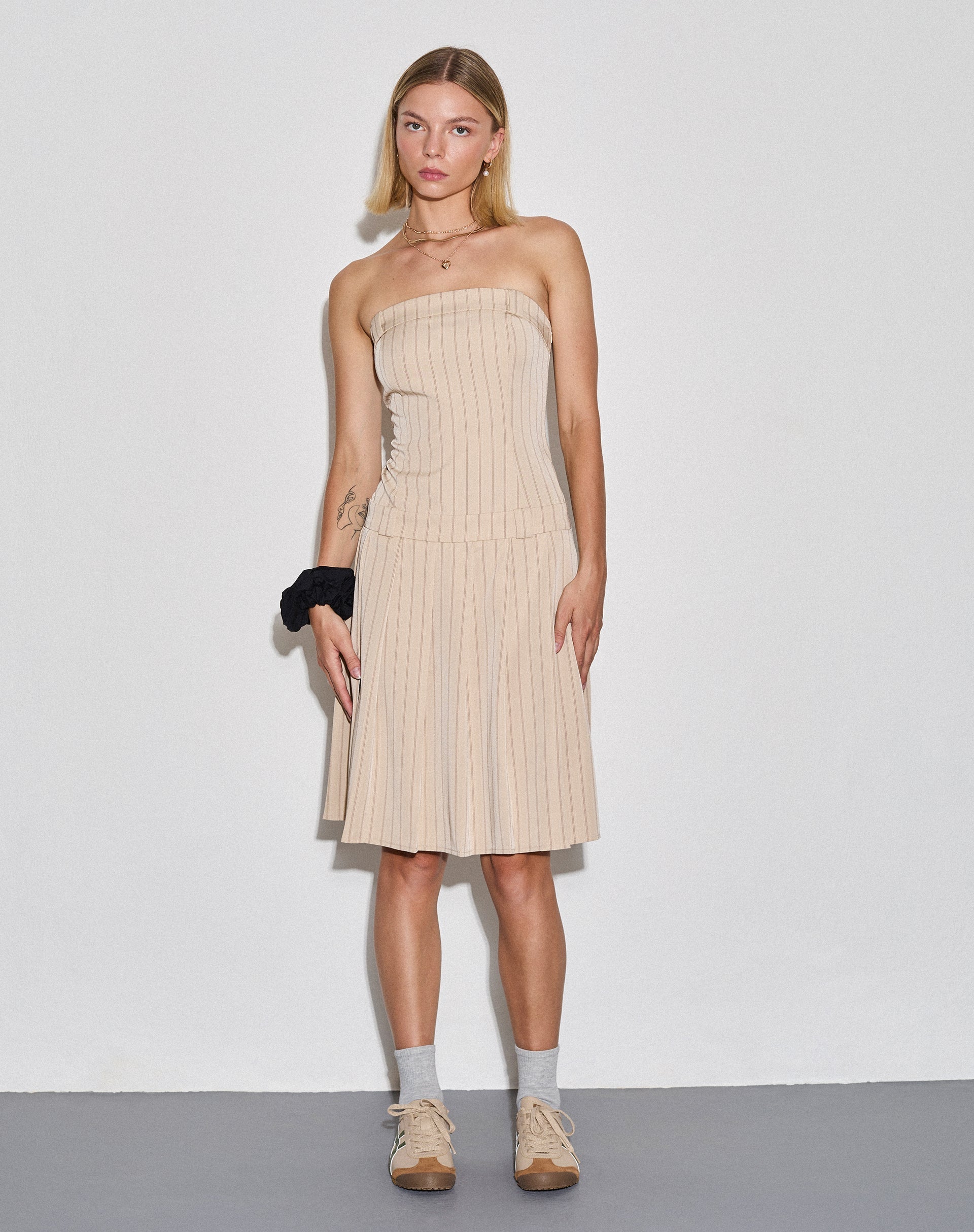 Image of Aldari Bandeau Midikleid in Tailoring Tan Nadelstreifen