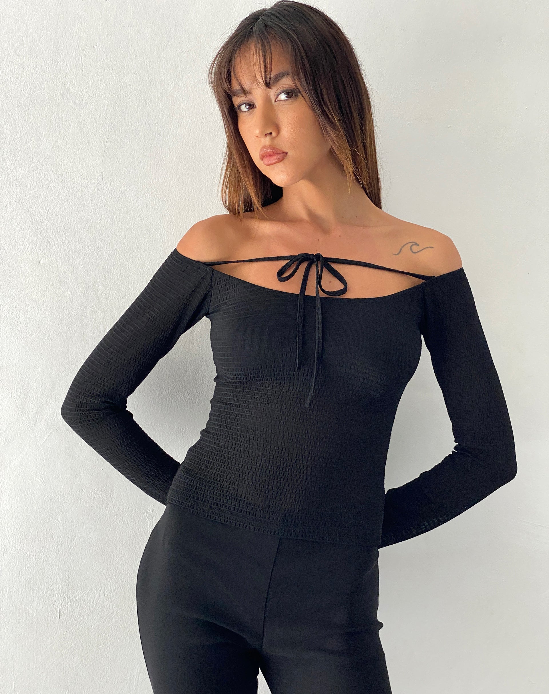 Image of Alondra Langärmeliges Krawatten-Top in strukturiertem Schwarz