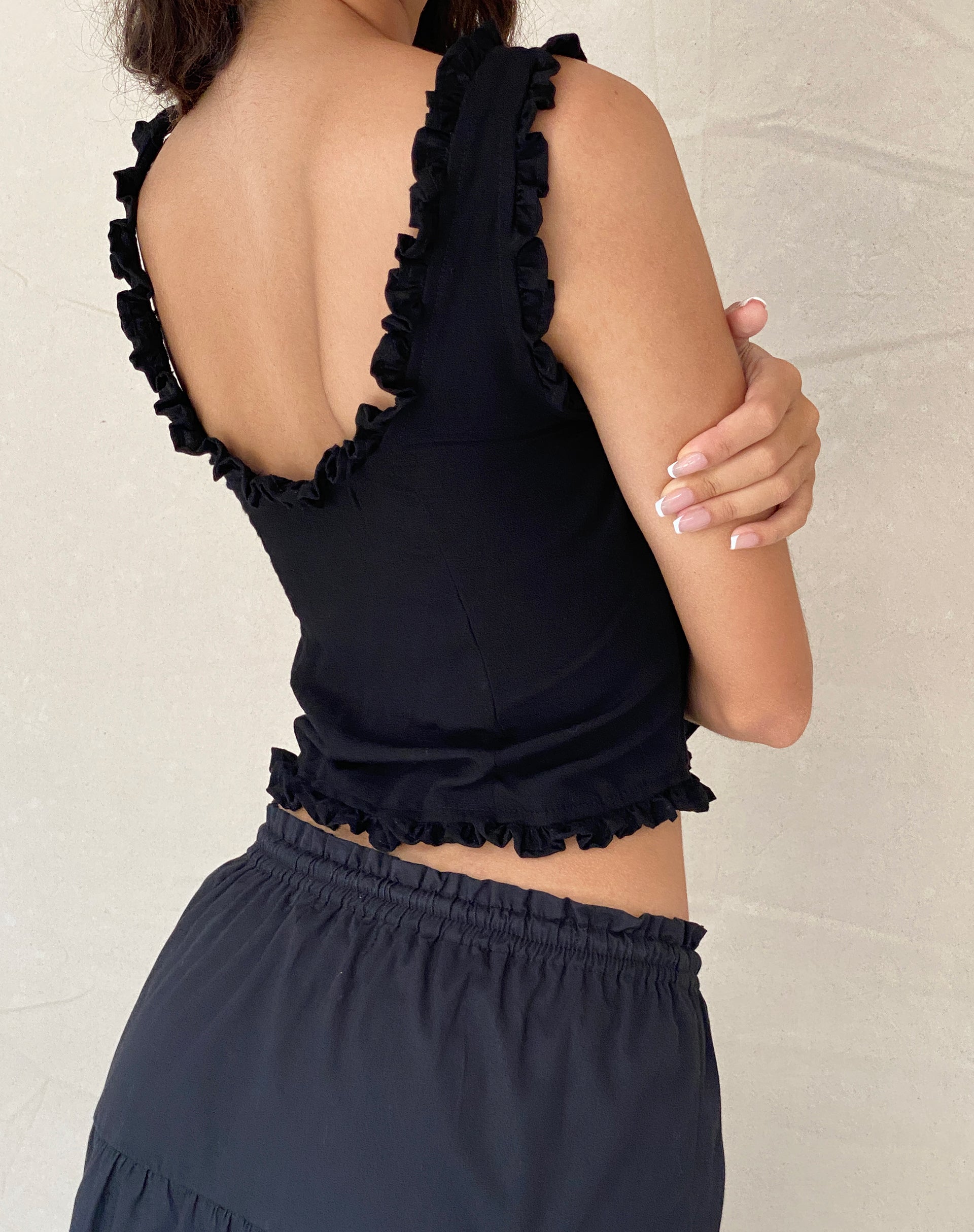 Bild von Alsa Ruffle Edge Top in Schwarz
