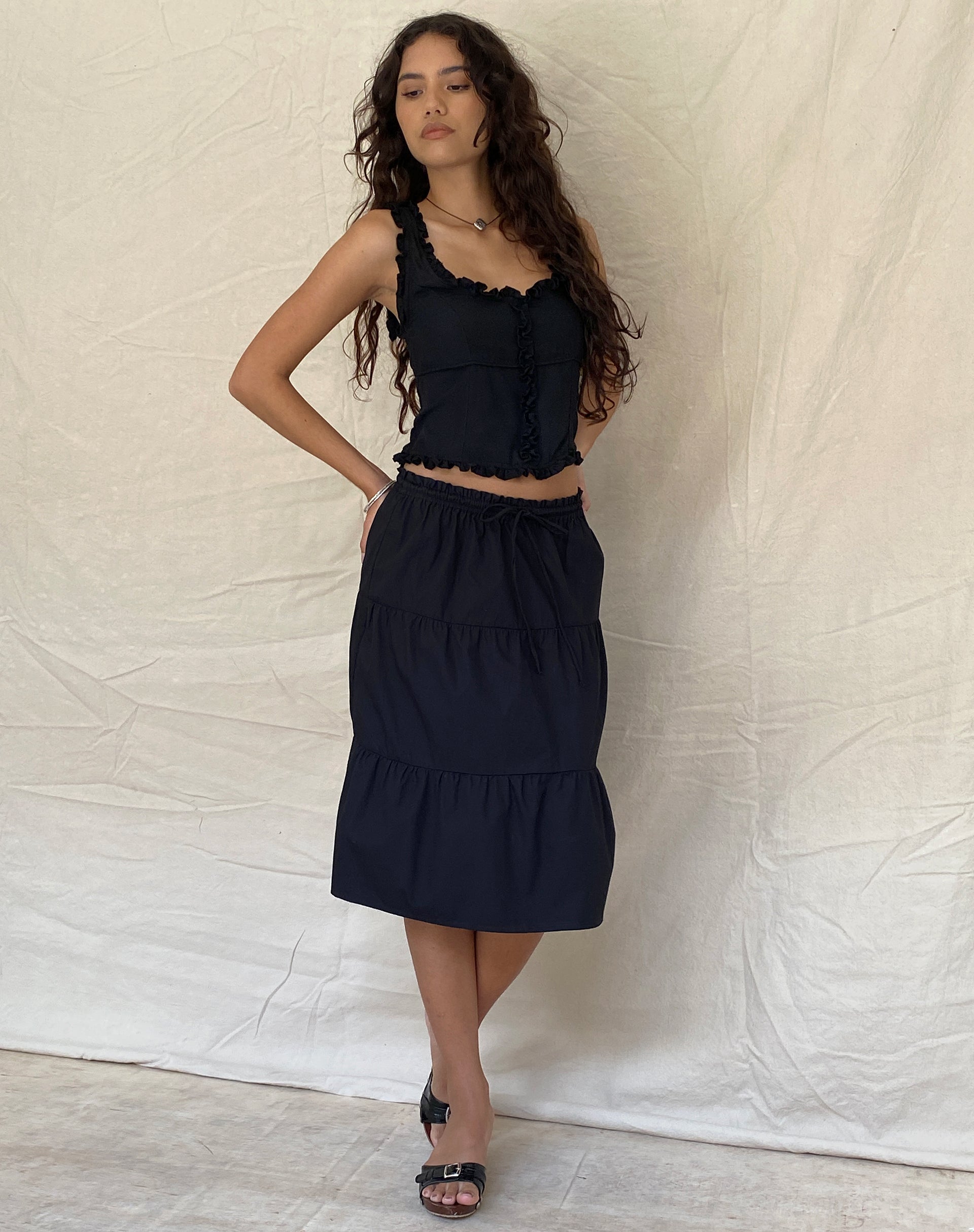 Bild von Alsa Ruffle Edge Top in Schwarz