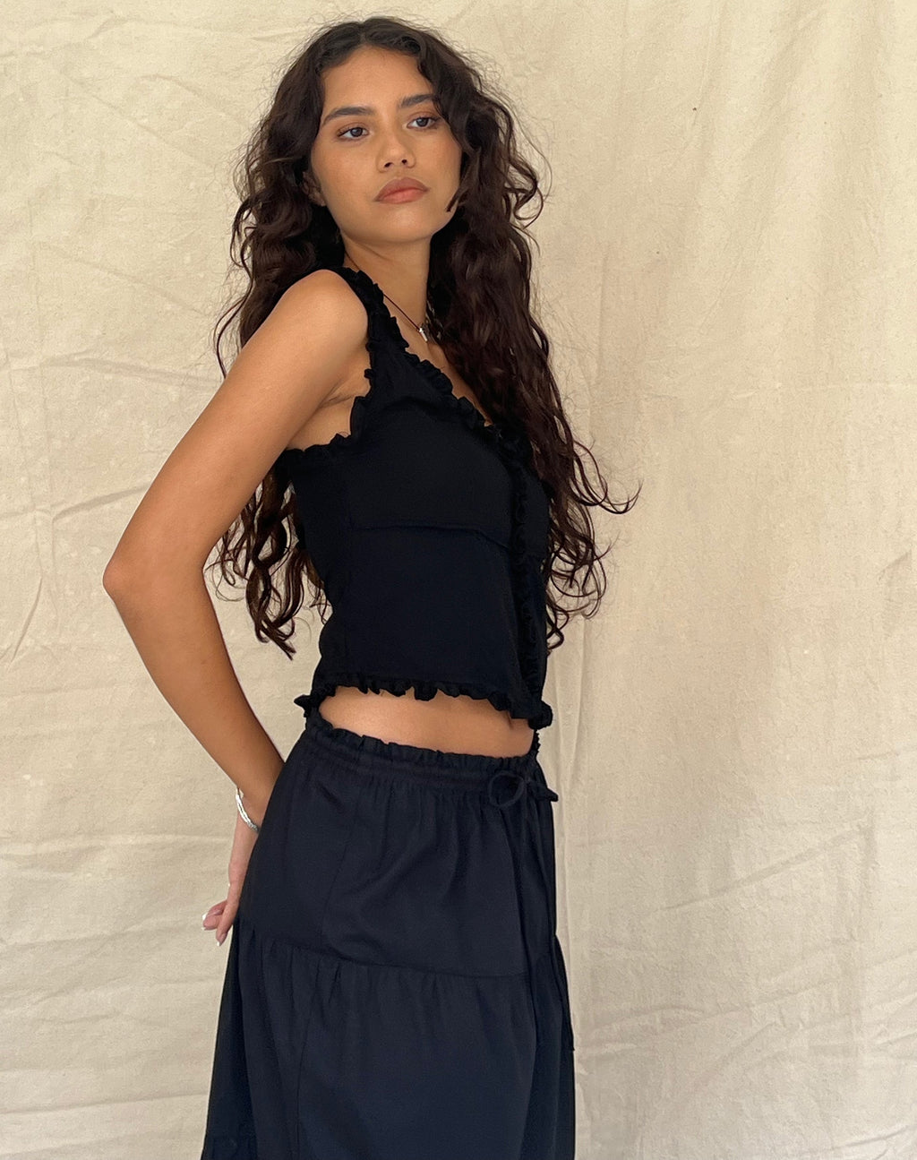 Alsa Ruffle Edge Top in Schwarz