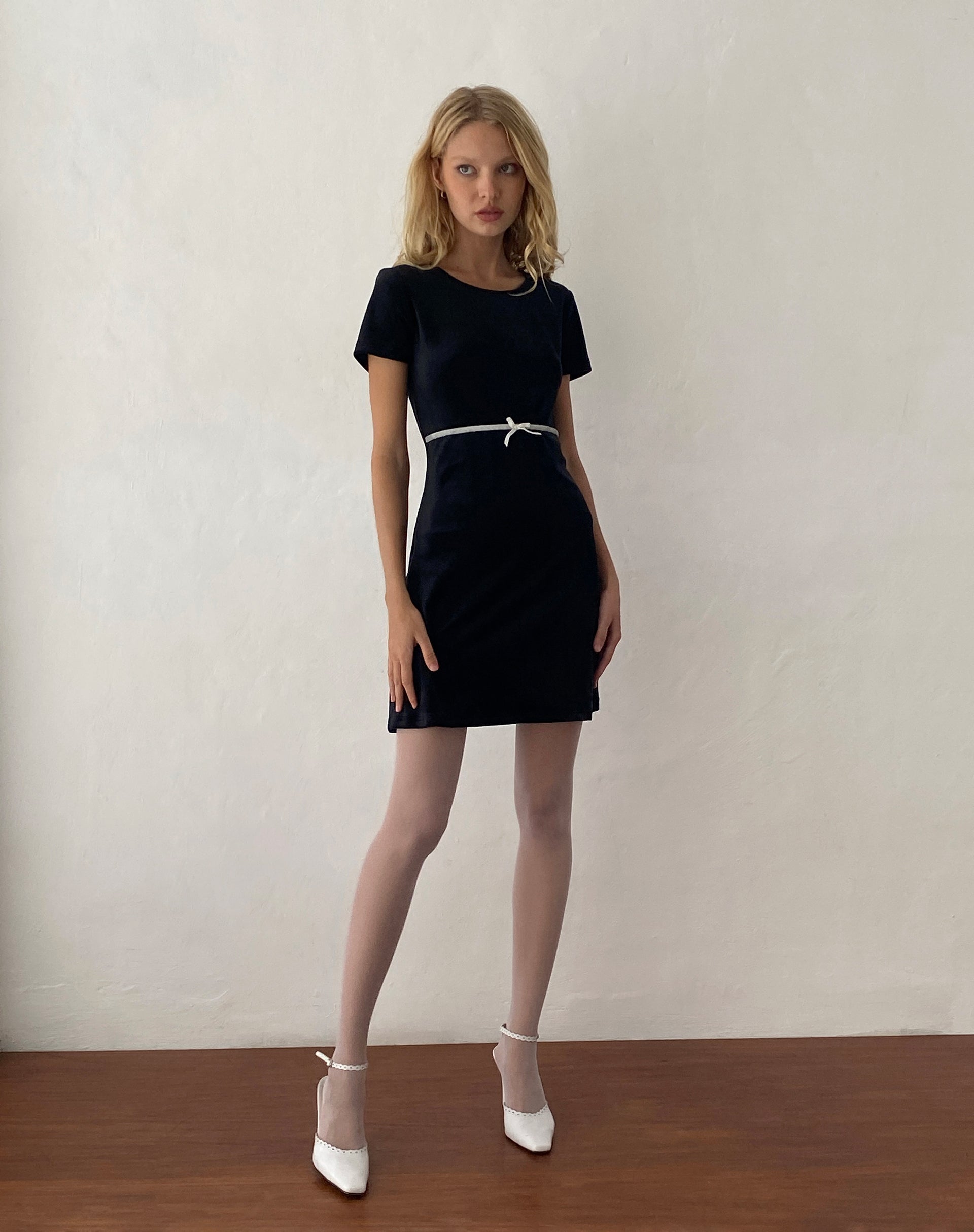 Image of Amanda Minikleid aus schwarzem Samt mit weißem Besatz und Schleife
