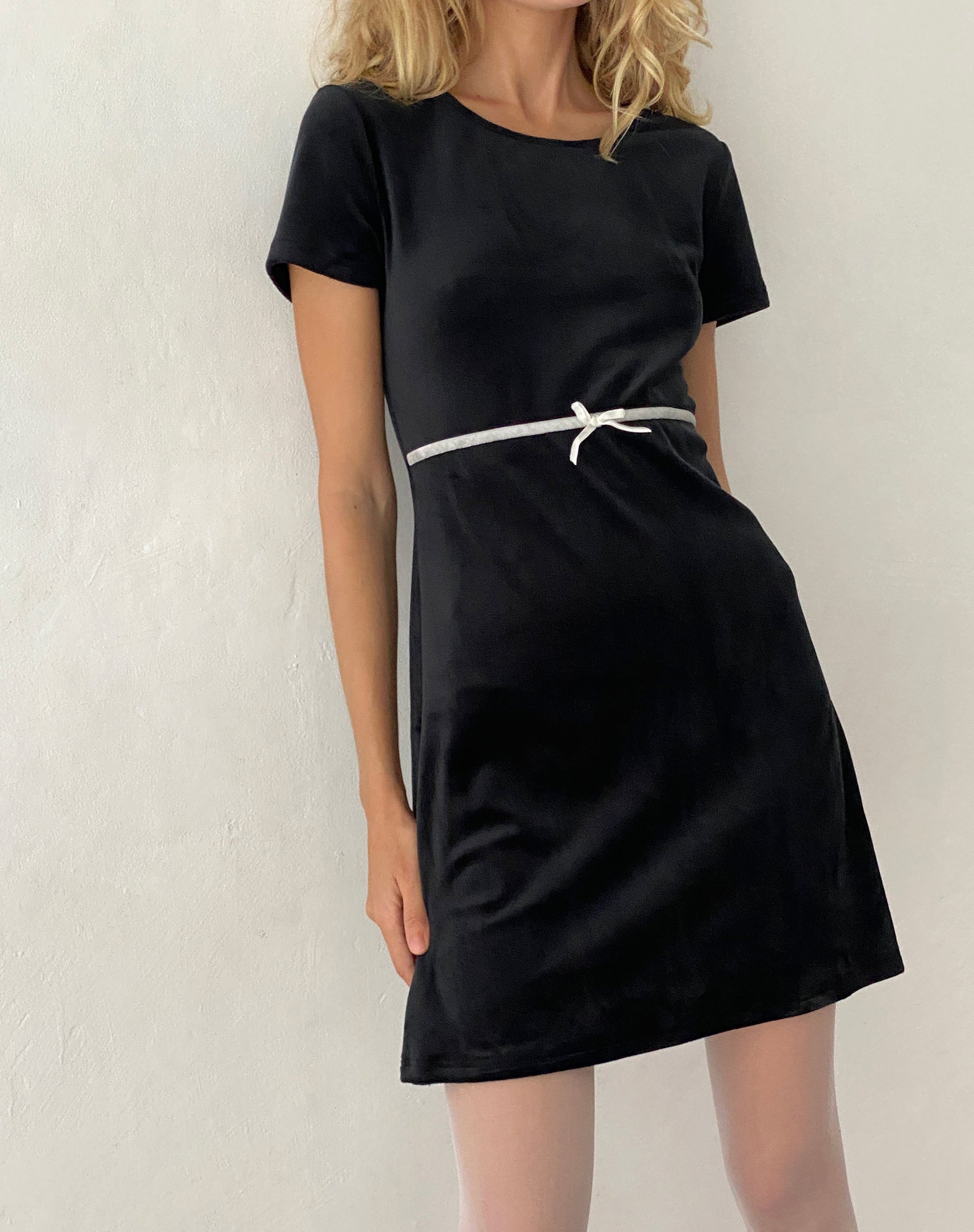 Image of Amanda Minikleid aus schwarzem Samt mit weißem Besatz und Schleife