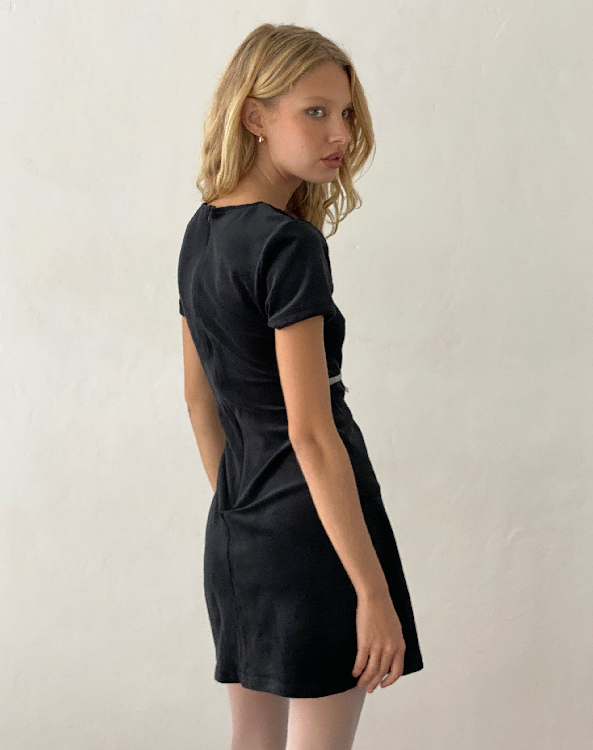 Image of Amanda Minikleid aus schwarzem Samt mit weißem Besatz und Schleife