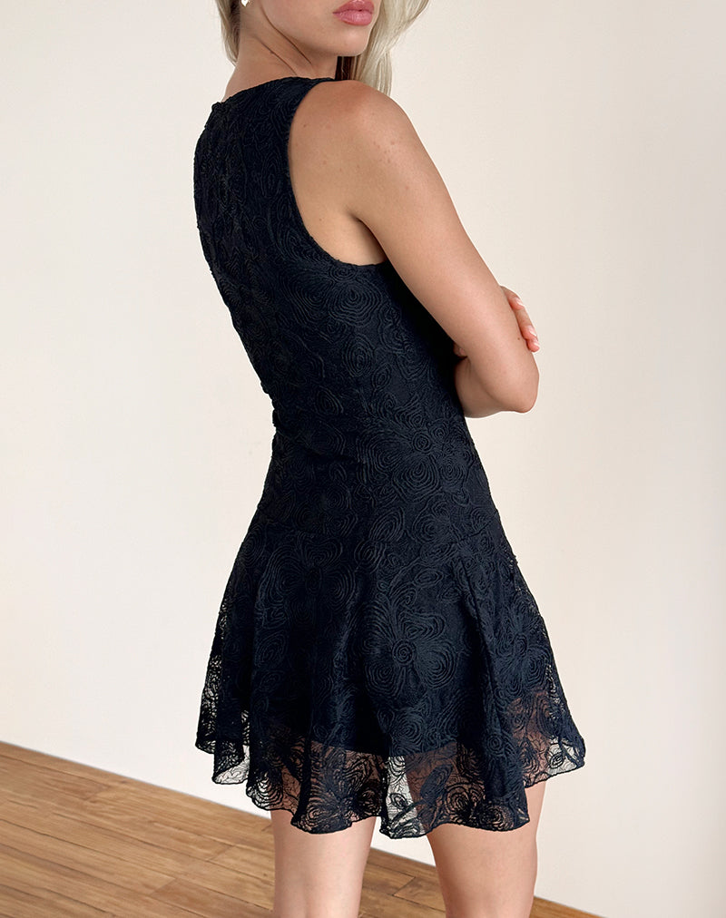 Abbildung: Ambika Kleid aus strukturierter Spitze Rose Schwarz