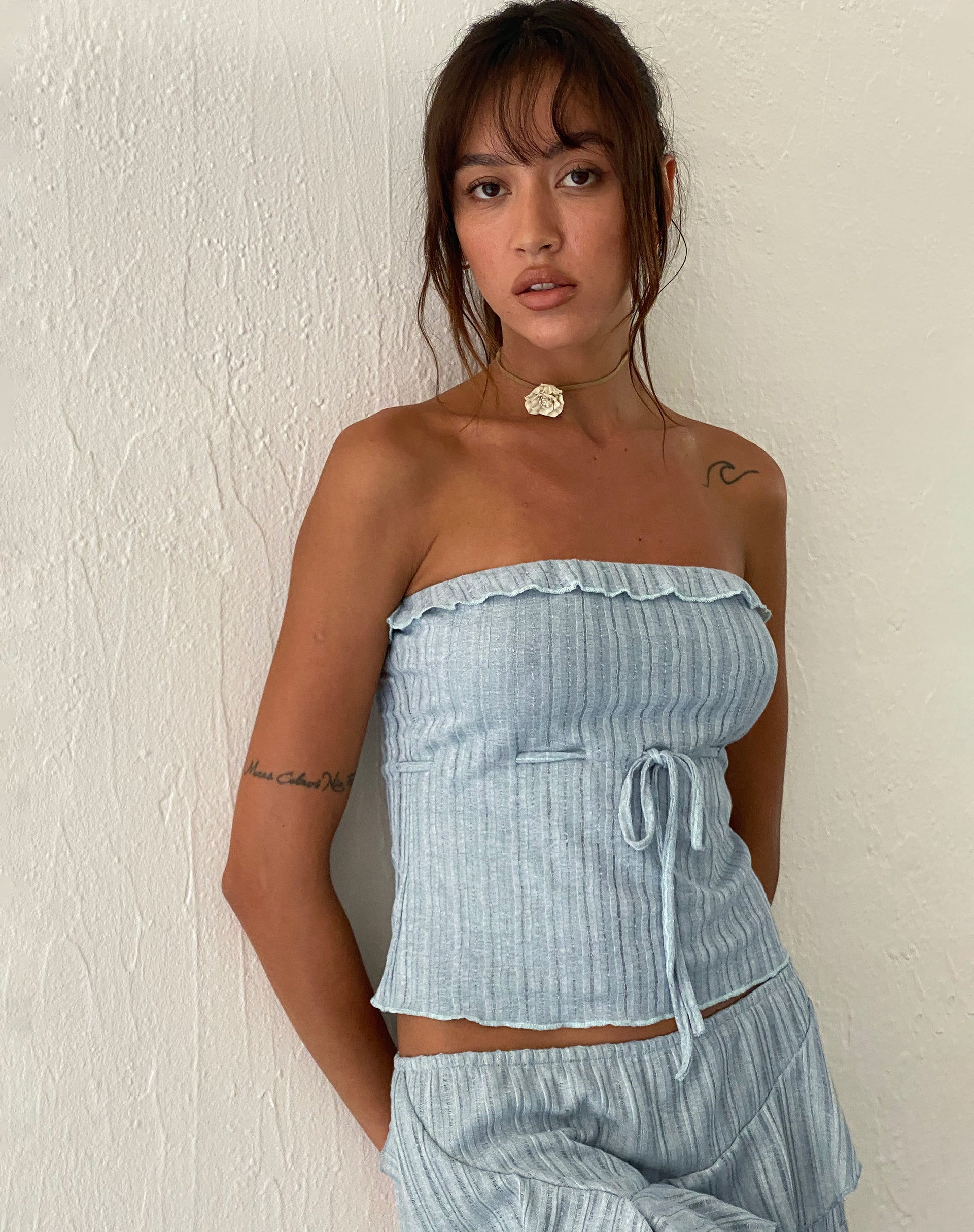 Image of Ameera Bandeau-Top mit Rüschenbesatz in Puderblau