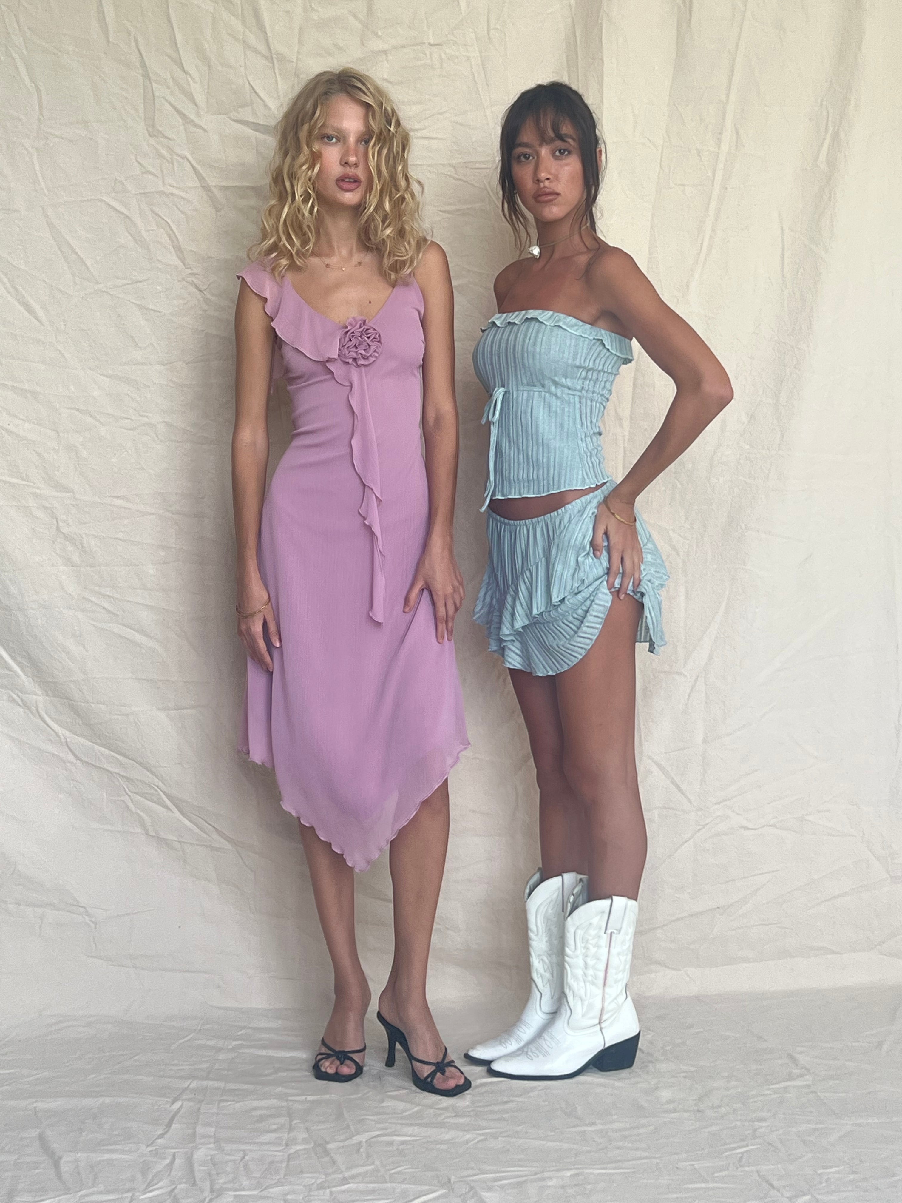 Bild von Jenani Rosette Ruffle Midikleid in Hellpflaume