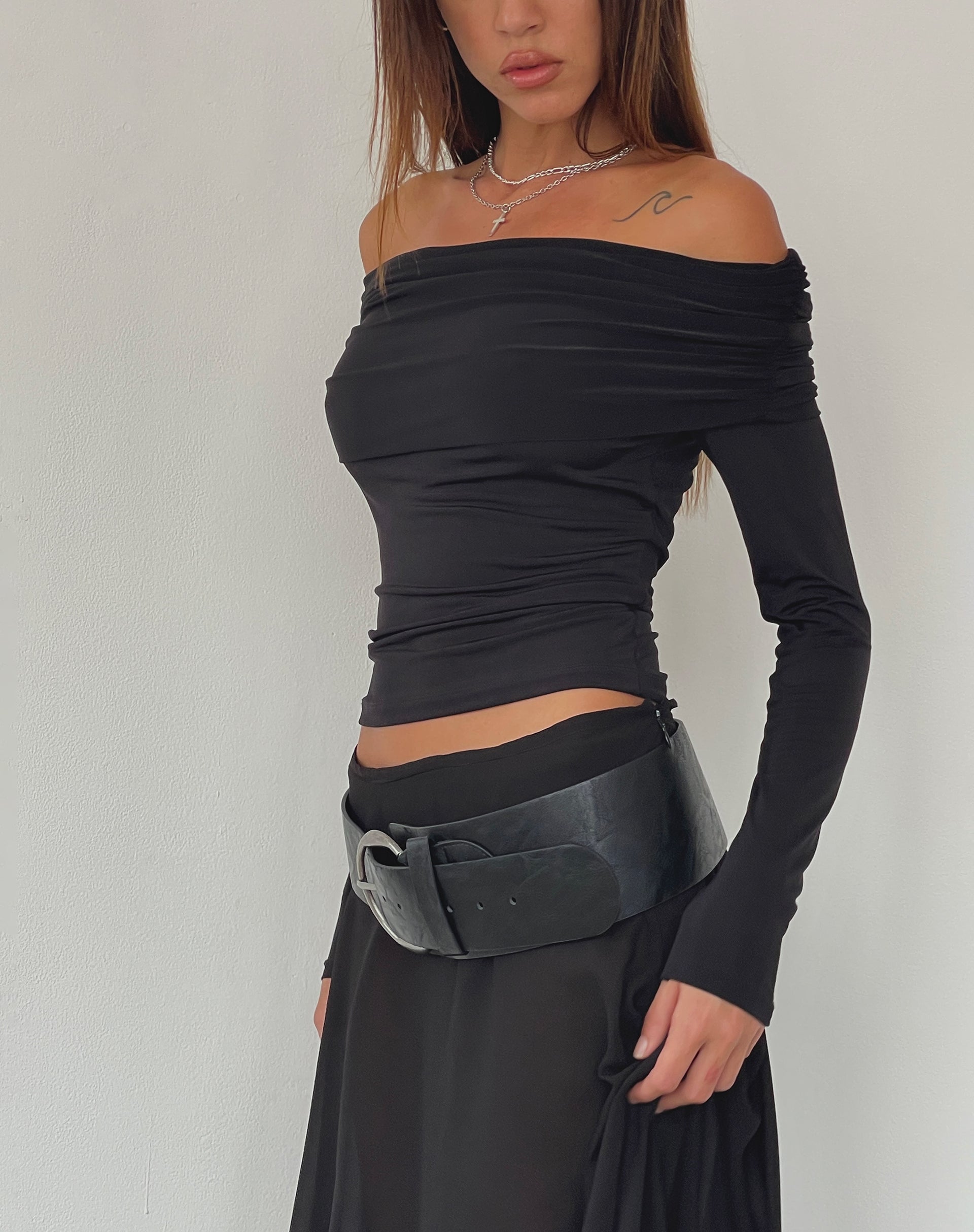 Image of Andi Langärmliges Bardot-Top in Slinky Schwarz