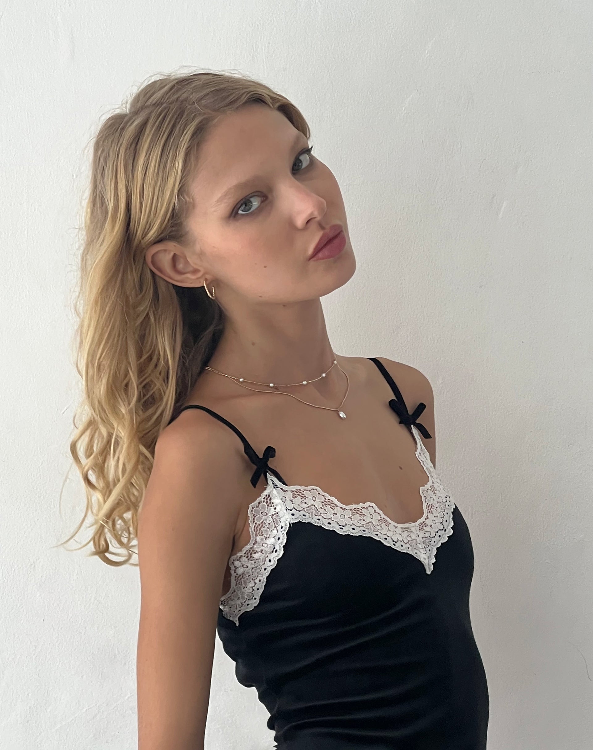 Image of Araminta Minikleid aus schwarzem Samt mit weißem Spitzendetail
