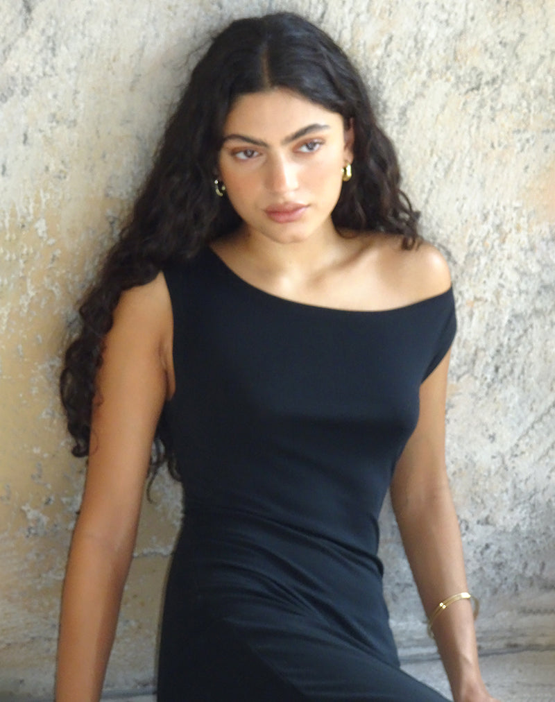 Bild von Ardita Asymmetrisches Maxikleid aus Rippenstrick in Schwarz
