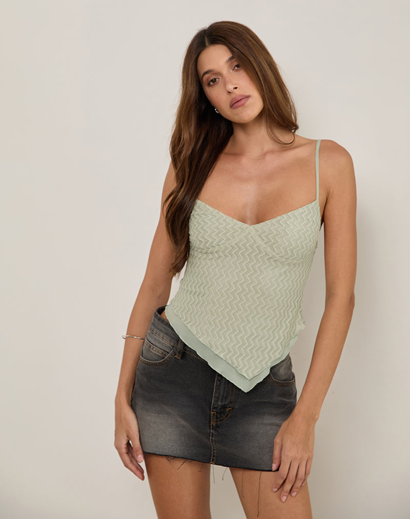 Image of Arlina Cami Top aus Zickzack-Netz in Salbei