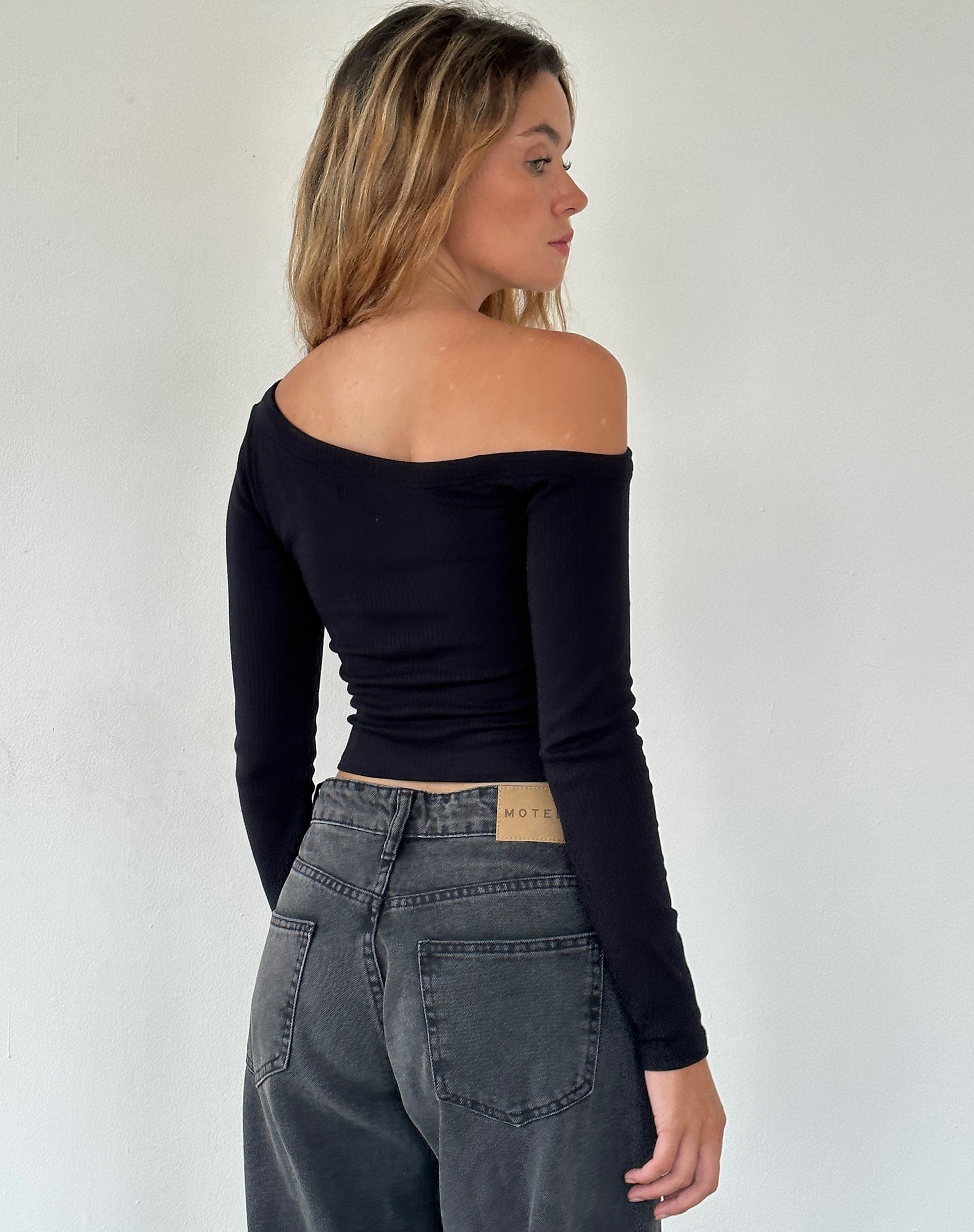 Bild von Ashia Asymmetric Long Sleeve Top in Schwarz Super Soft Thick Rib