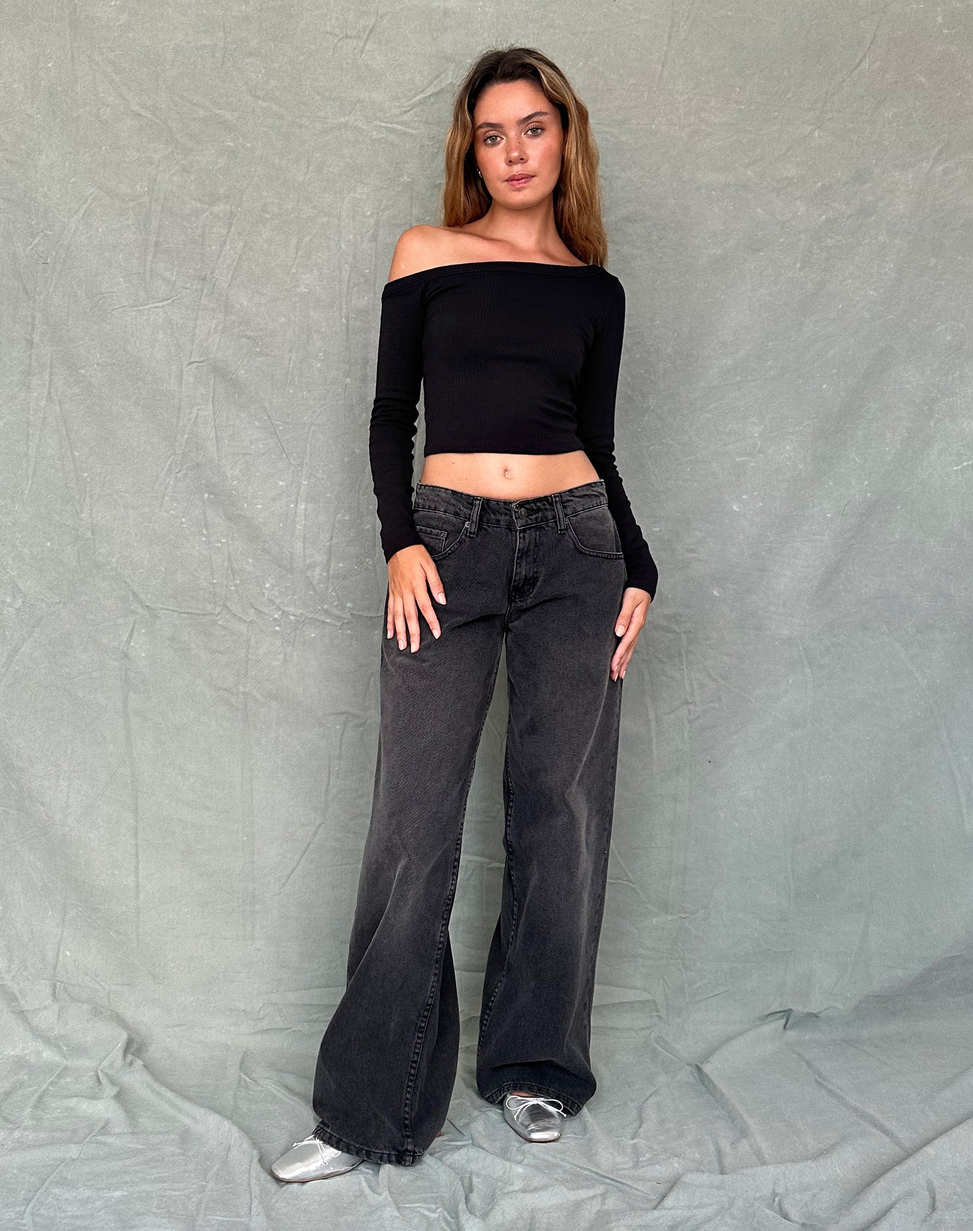 Bild von Ashia Asymmetric Long Sleeve Top in Schwarz Super Soft Thick Rib