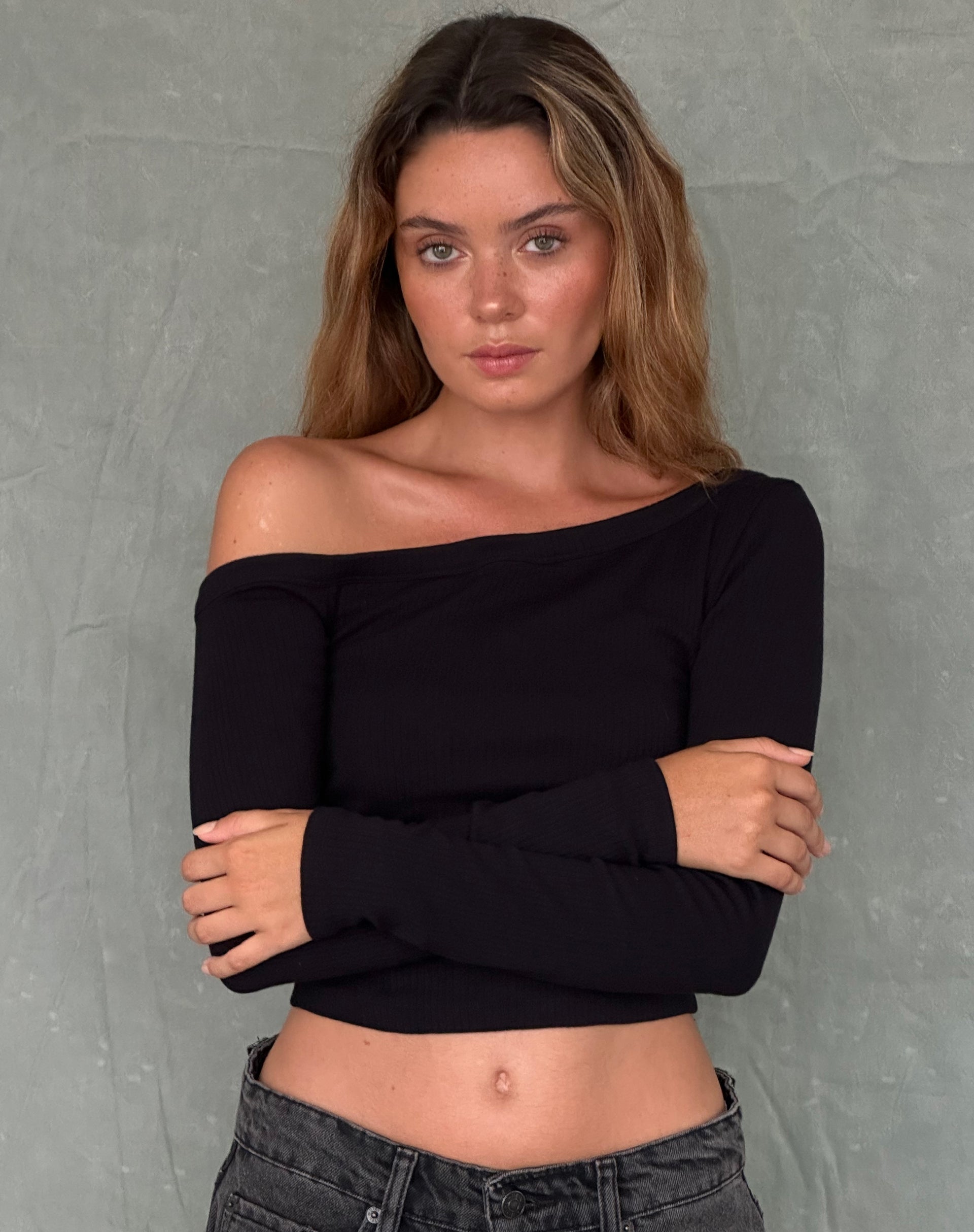 Bild von Ashia Asymmetric Long Sleeve Top in Schwarz Super Soft Thick Rib