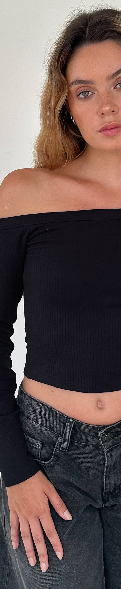 Bild von Ashia Asymmetric Long Sleeve Top in Schwarz Super Soft Thick Rib