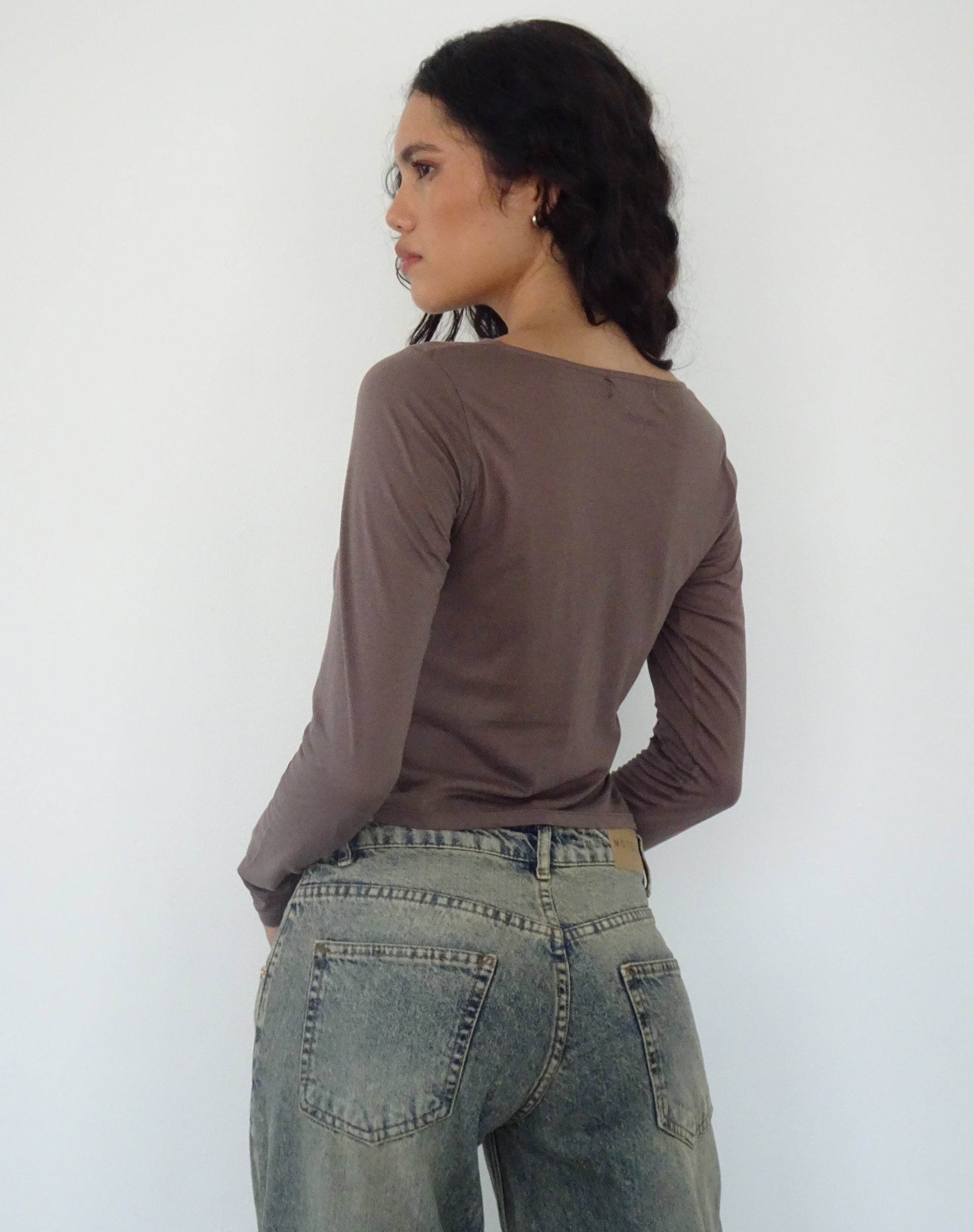 Image of Asma Loose Fit Langarm-Top in Muskatnuss