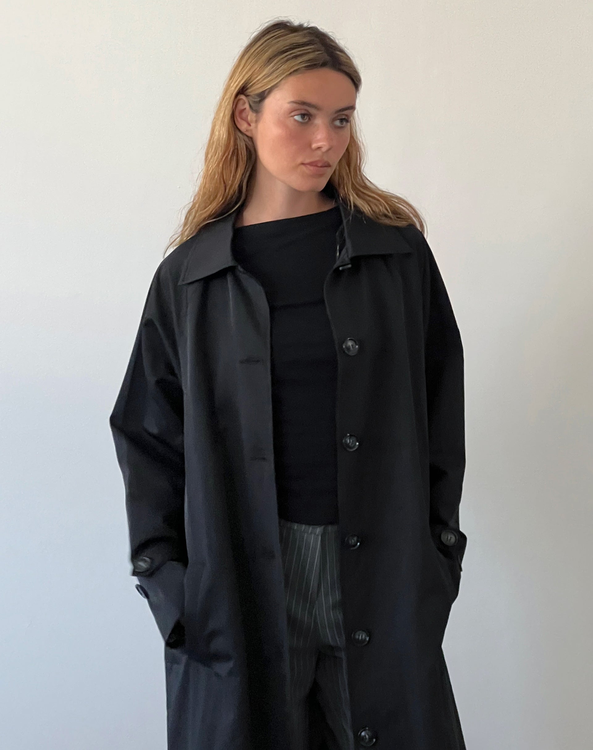 Image of Assa Trenchcoat in Schwarz mit gestreiftem Innenfutter