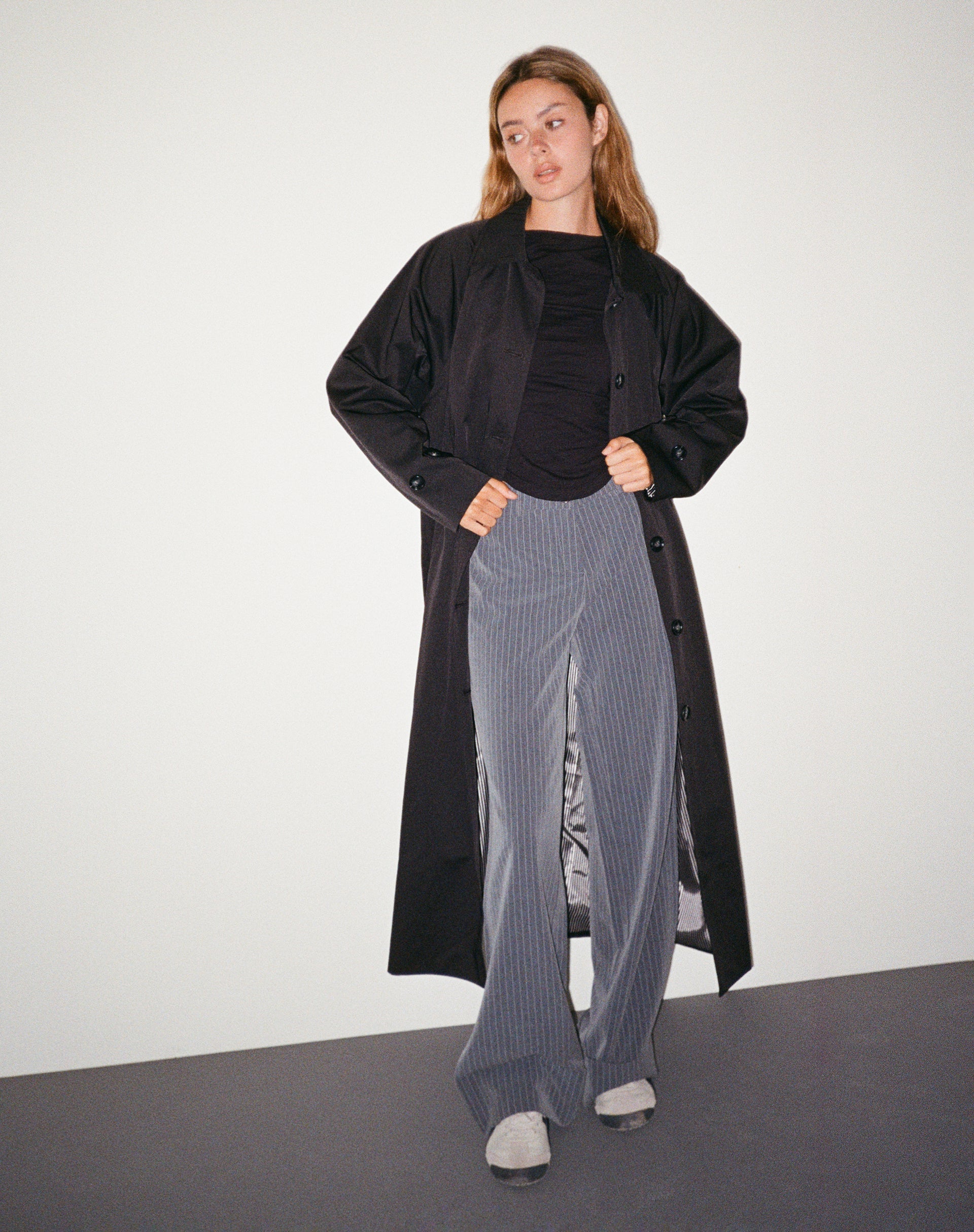 Image of Assa Trenchcoat in Schwarz mit gestreiftem Innenfutter