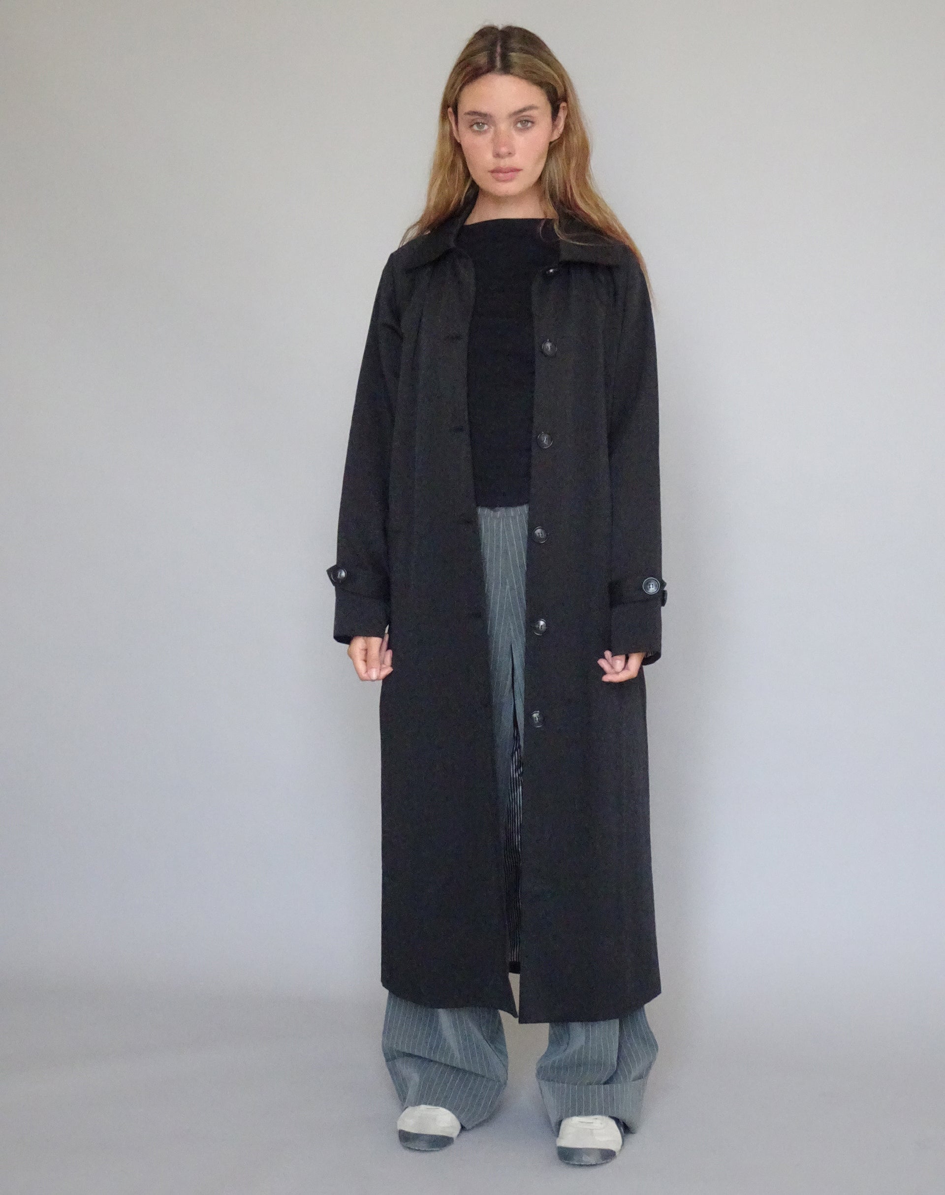 Image of Assa Trenchcoat in Schwarz mit gestreiftem Innenfutter