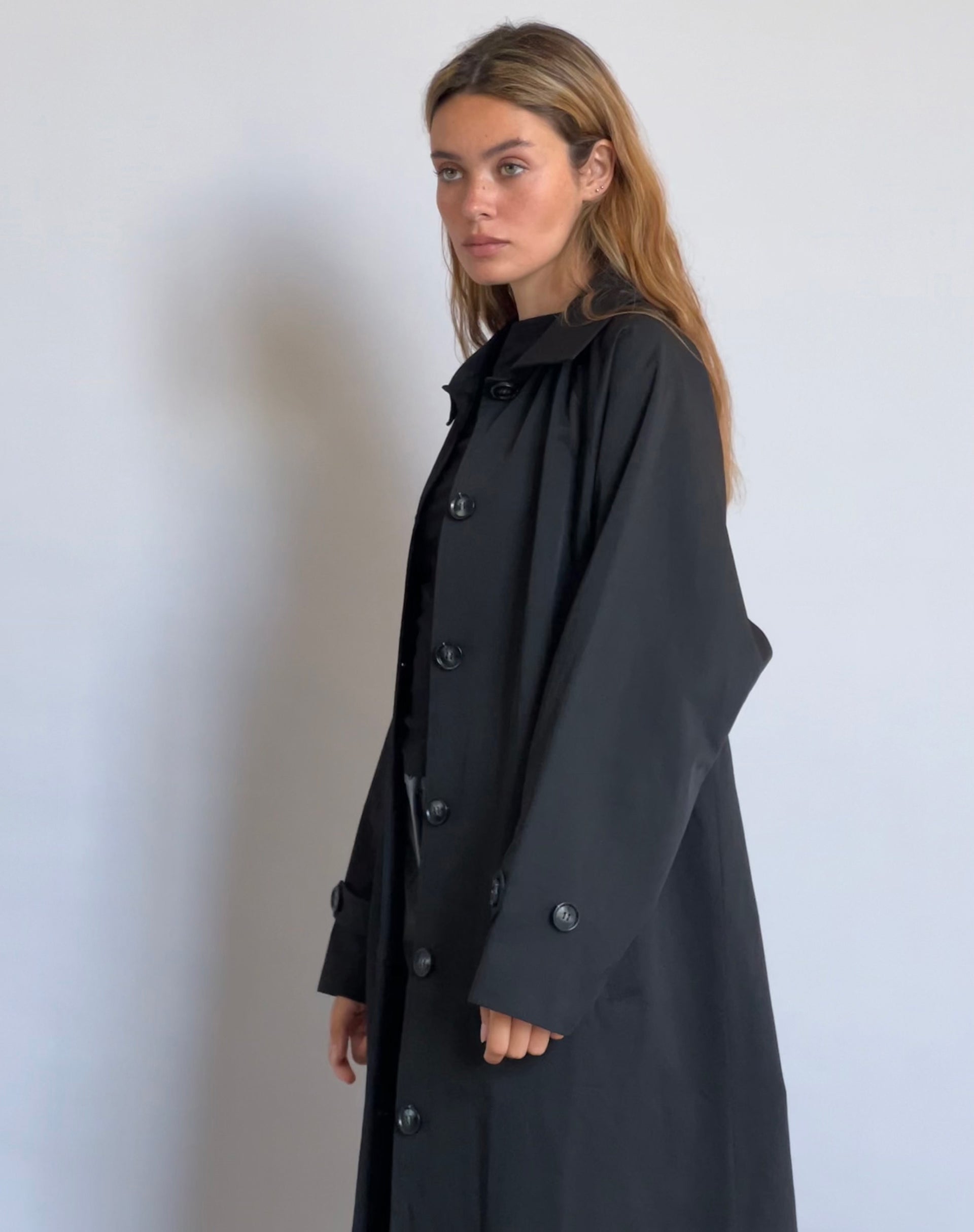 Image of Assa Trenchcoat in Schwarz mit gestreiftem Innenfutter