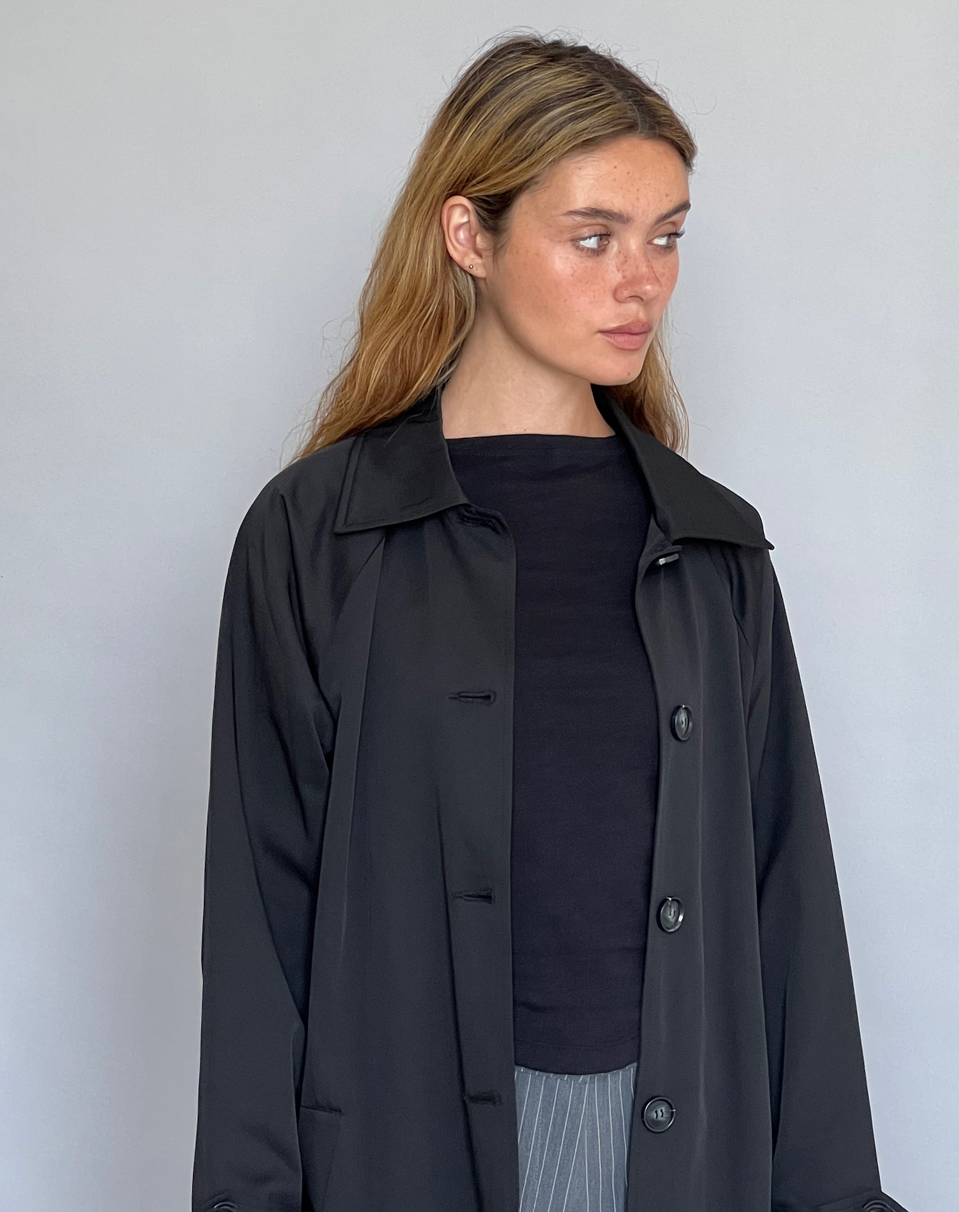 Image of Assa Trenchcoat in Schwarz mit gestreiftem Innenfutter
