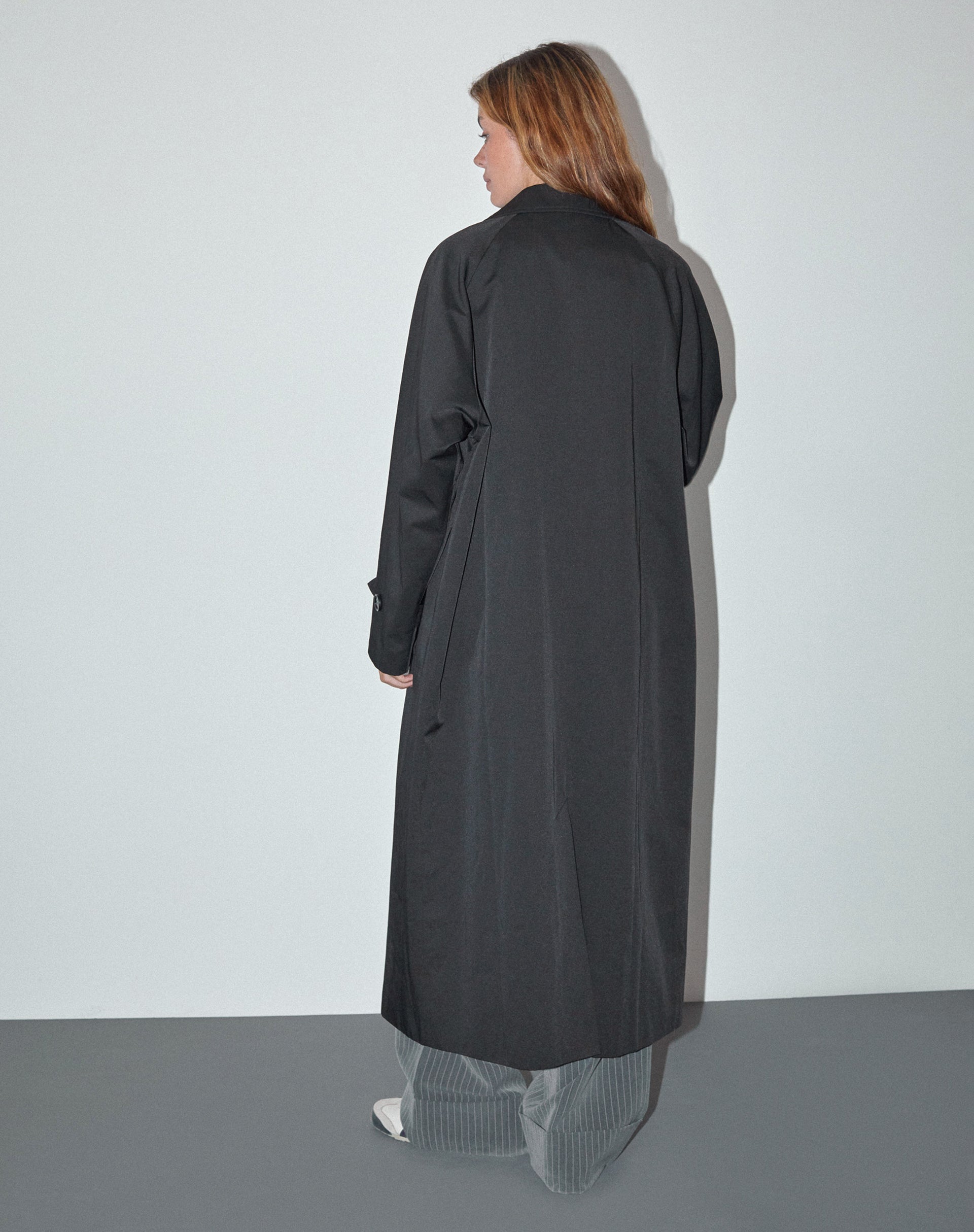 Image of Assa Trenchcoat in Schwarz mit gestreiftem Innenfutter