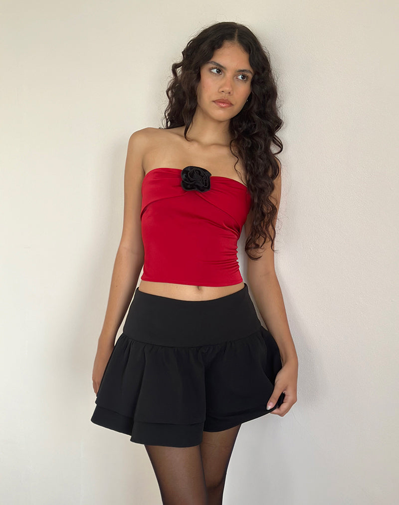 Astrum Satin Bandeau Top in Rot mit schwarzer Rose