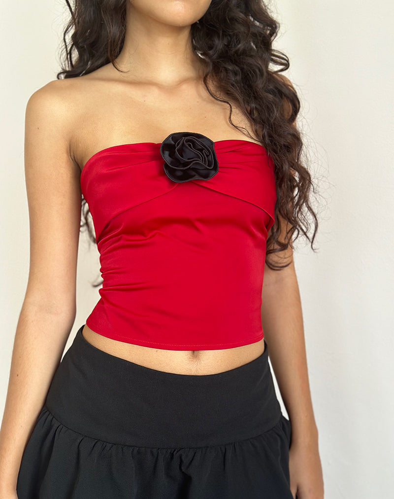 Astrum Satin Bandeau Top in Rot mit schwarzer Rose