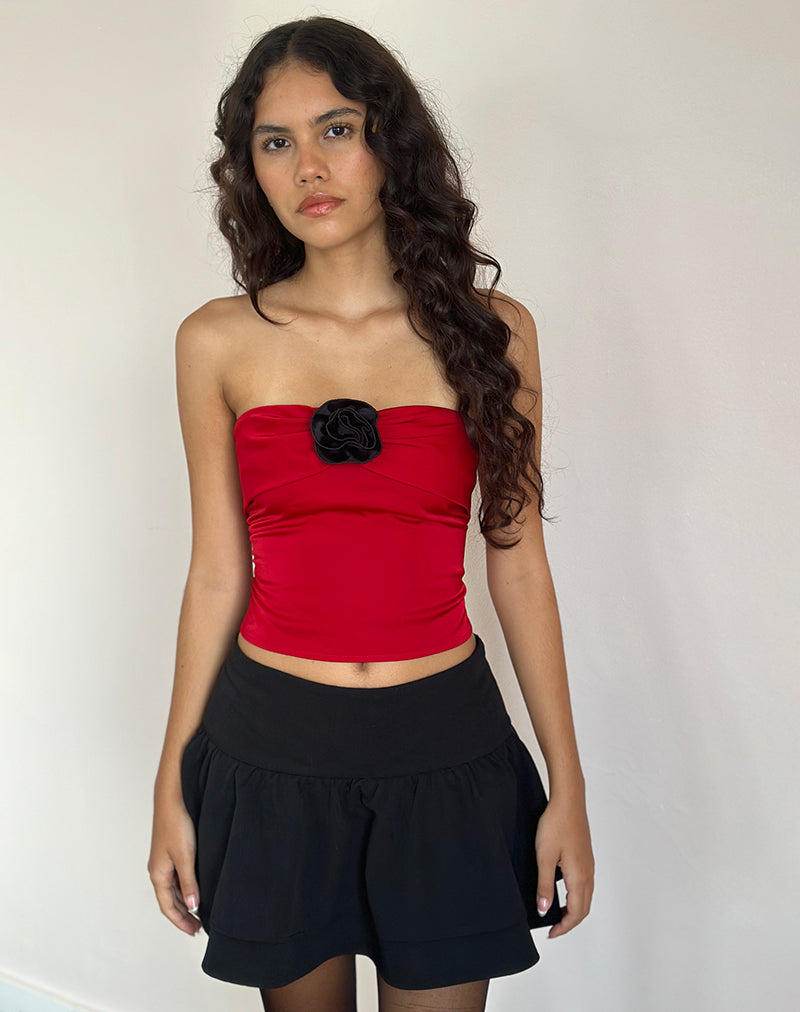 Bild von Astrum Satin Bandeau Top in Rot mit schwarzer Rose