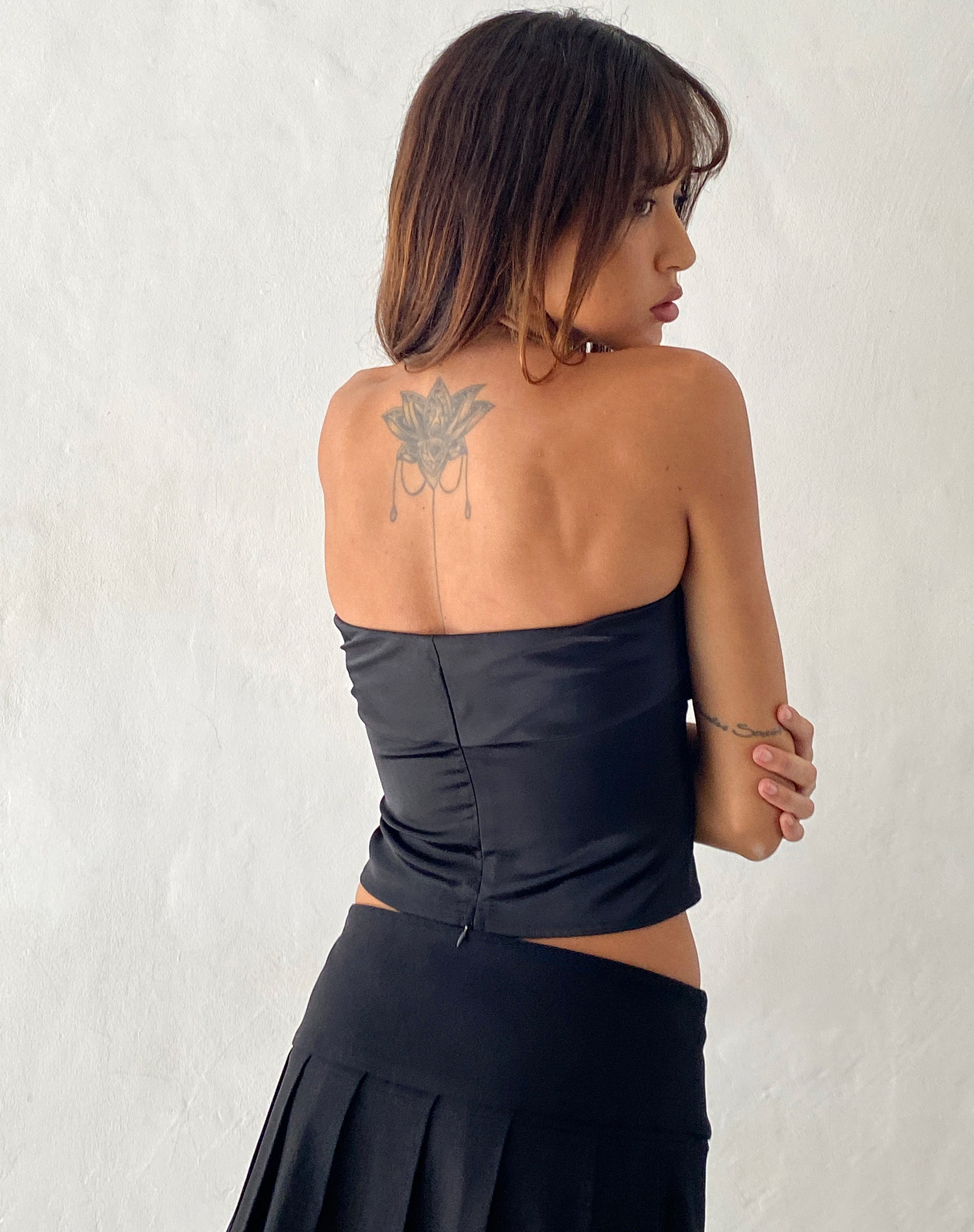 Bild von Astrum Bandeau Satin Top in Schwarz mit Rosette