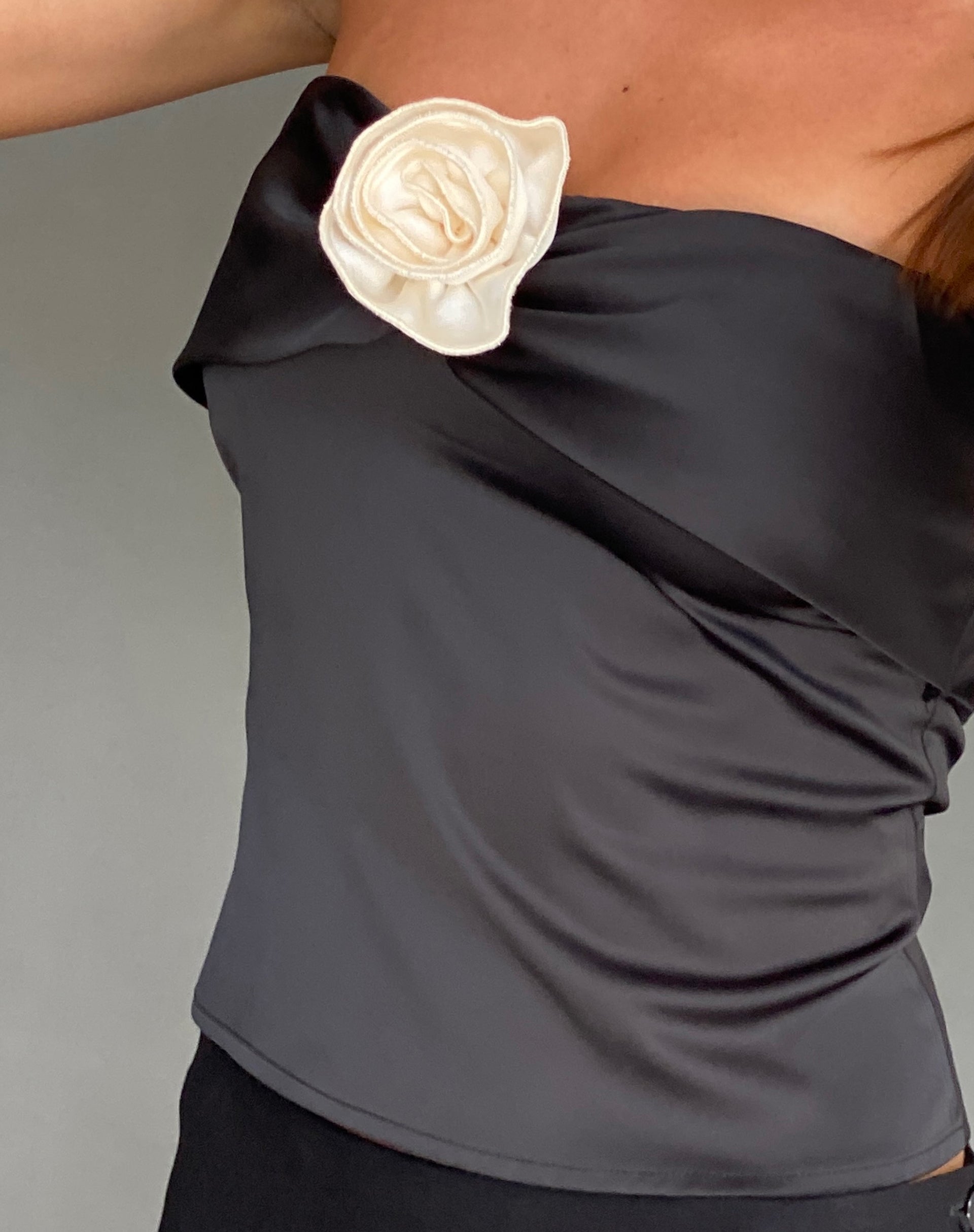 Bild von Astrum Bandeau Satin Top in Schwarz mit Rosette