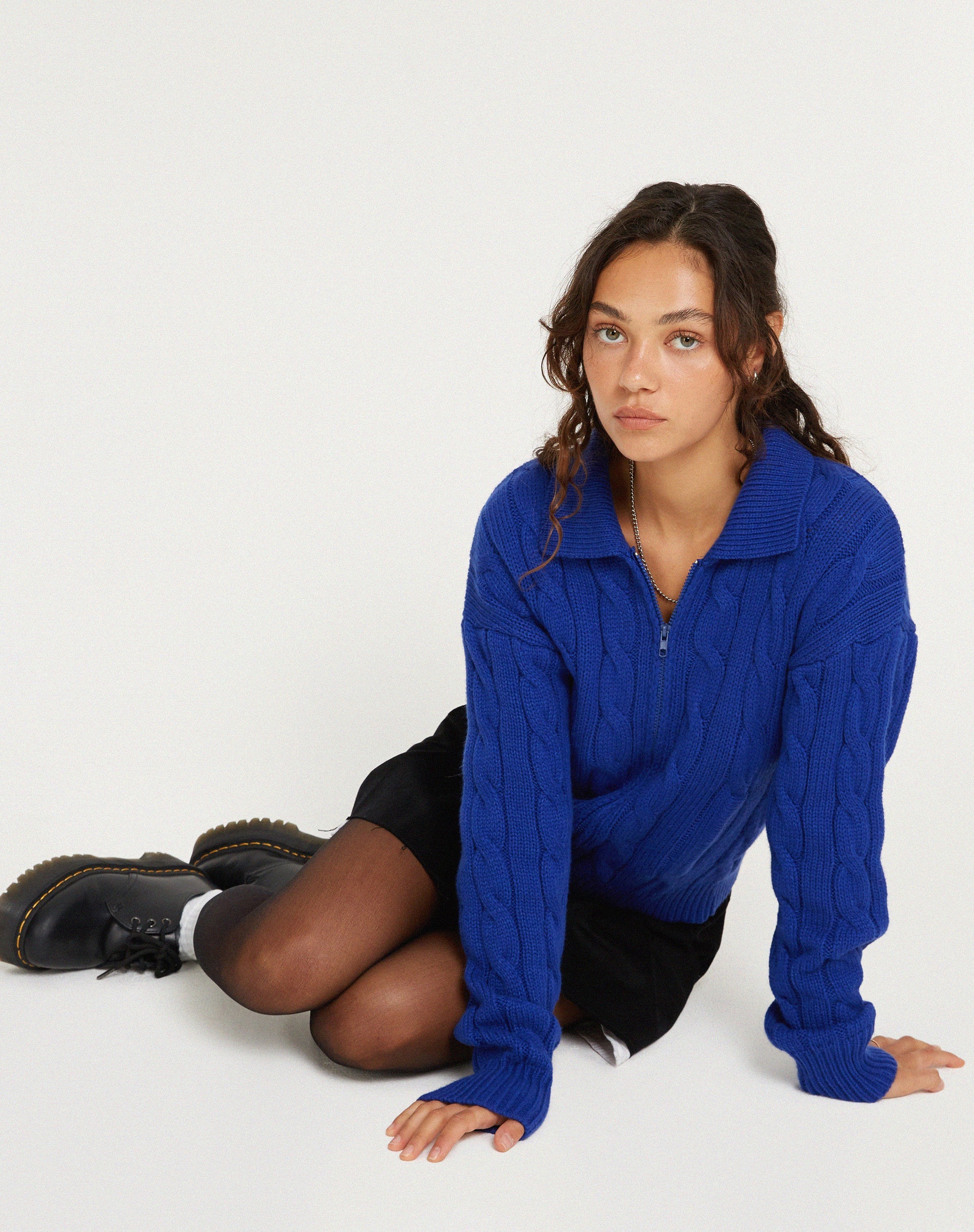 Abbildung der Atasya-Strickjacke in Kobalt